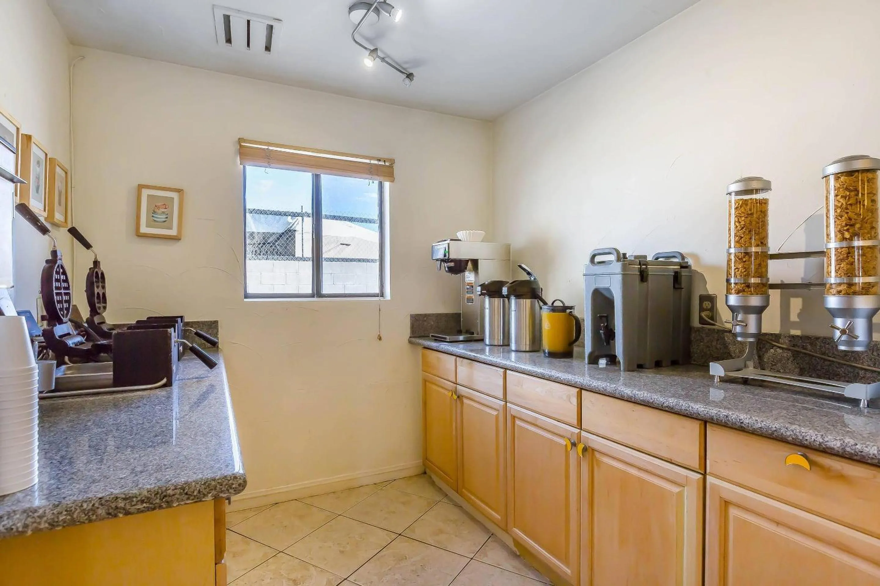 Breakfast in Rodeway Inn Magic Mountain Area