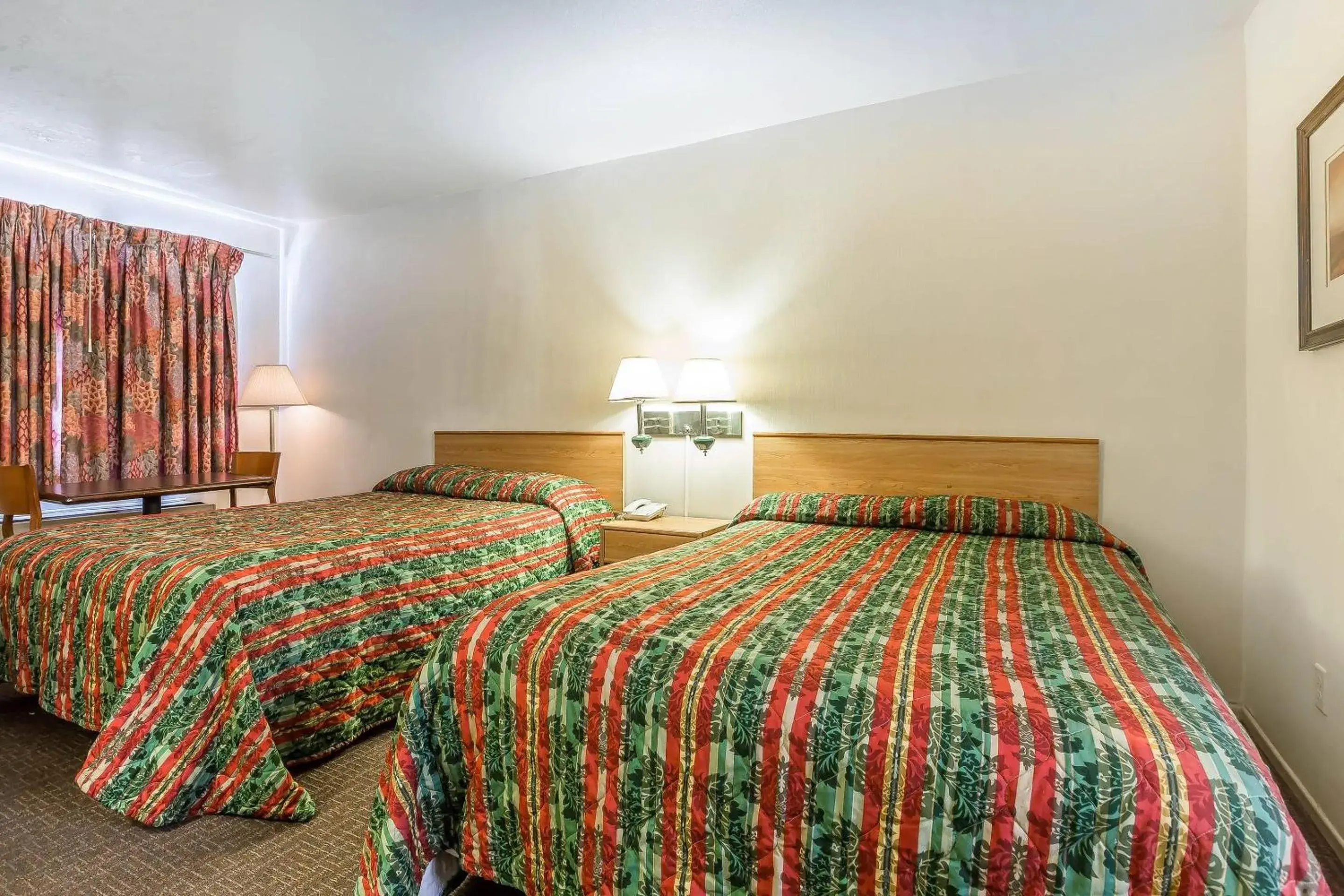 Bedroom, Bed in Rodeway Inn Magic Mountain Area Bedroom, Bed in Rodeway Inn Magic Mountain Area