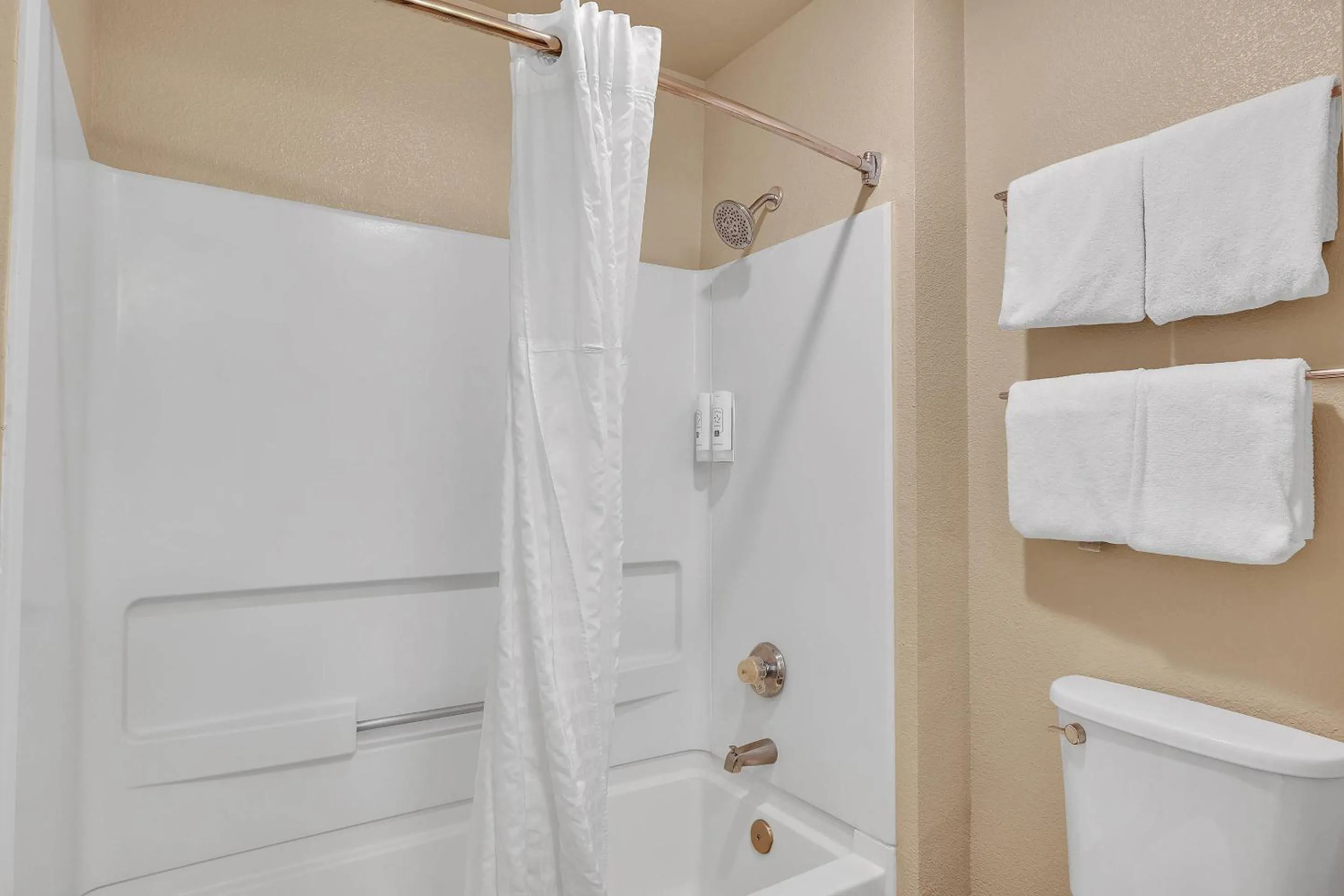 Bedroom in Quality Inn near Six Flags Discovery Kingdom-Napa Valley