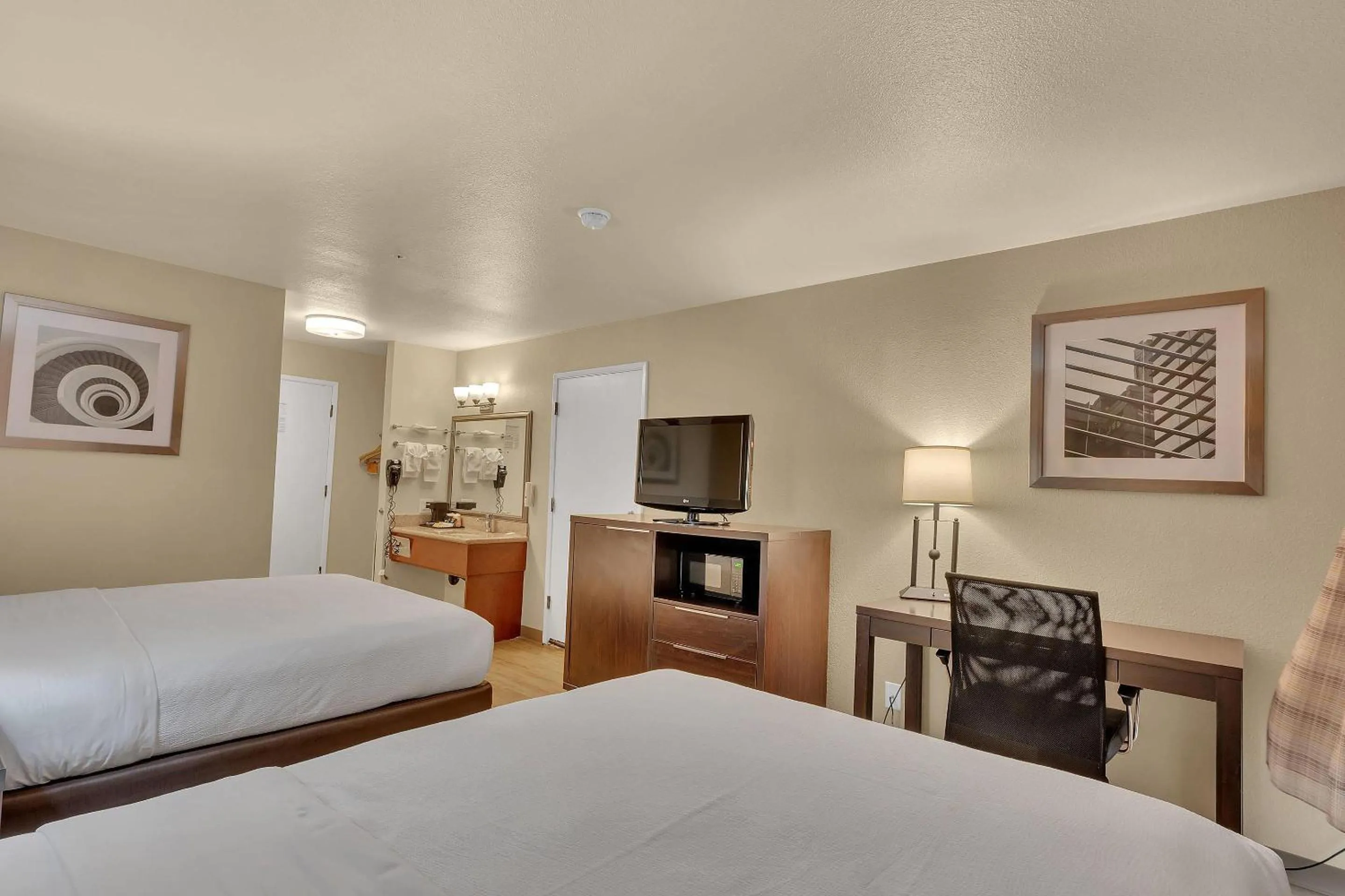 Bedroom, Bed in Quality Inn near Six Flags Discovery Kingdom-Napa Valley