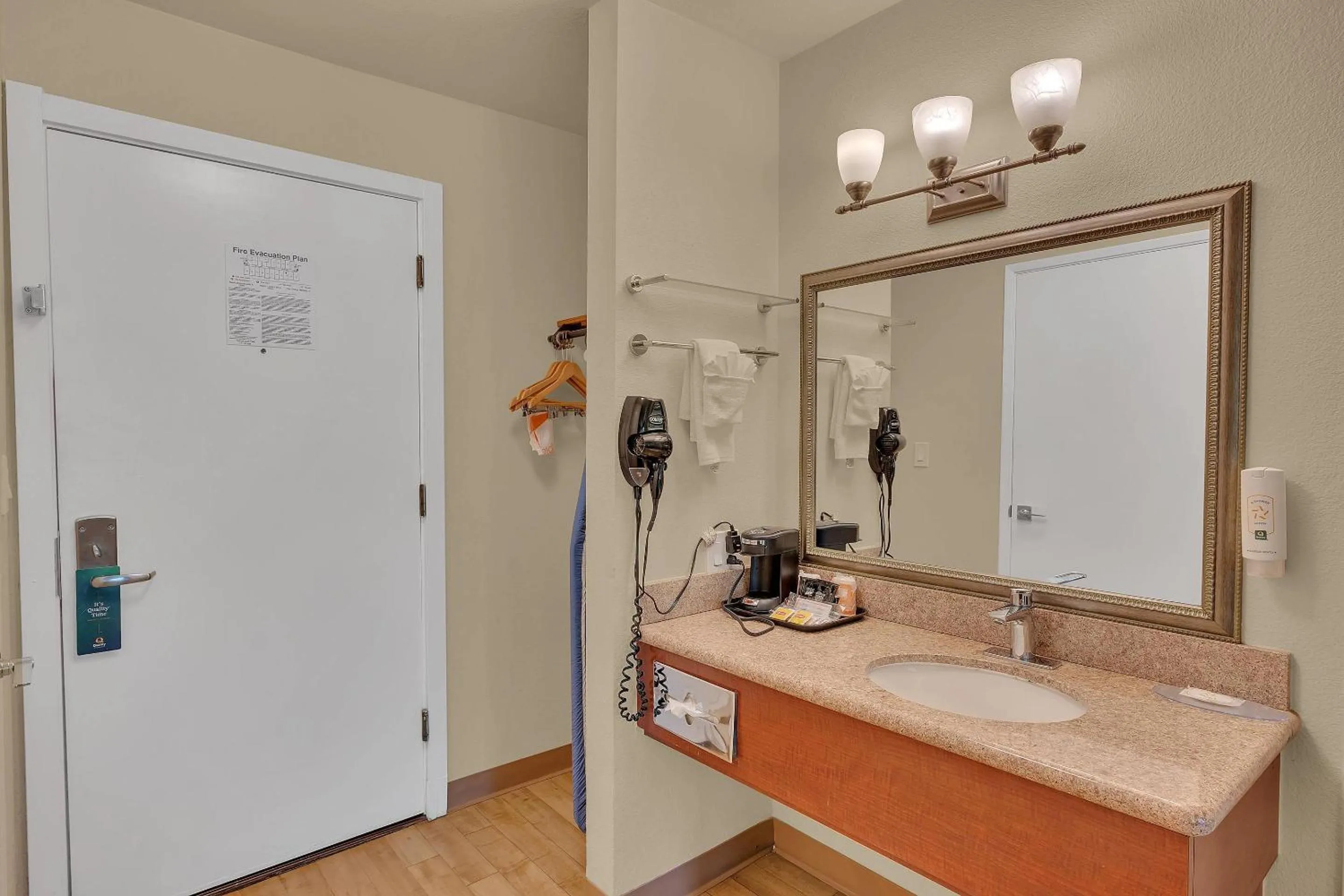 Bedroom in Quality Inn near Six Flags Discovery Kingdom-Napa Valley