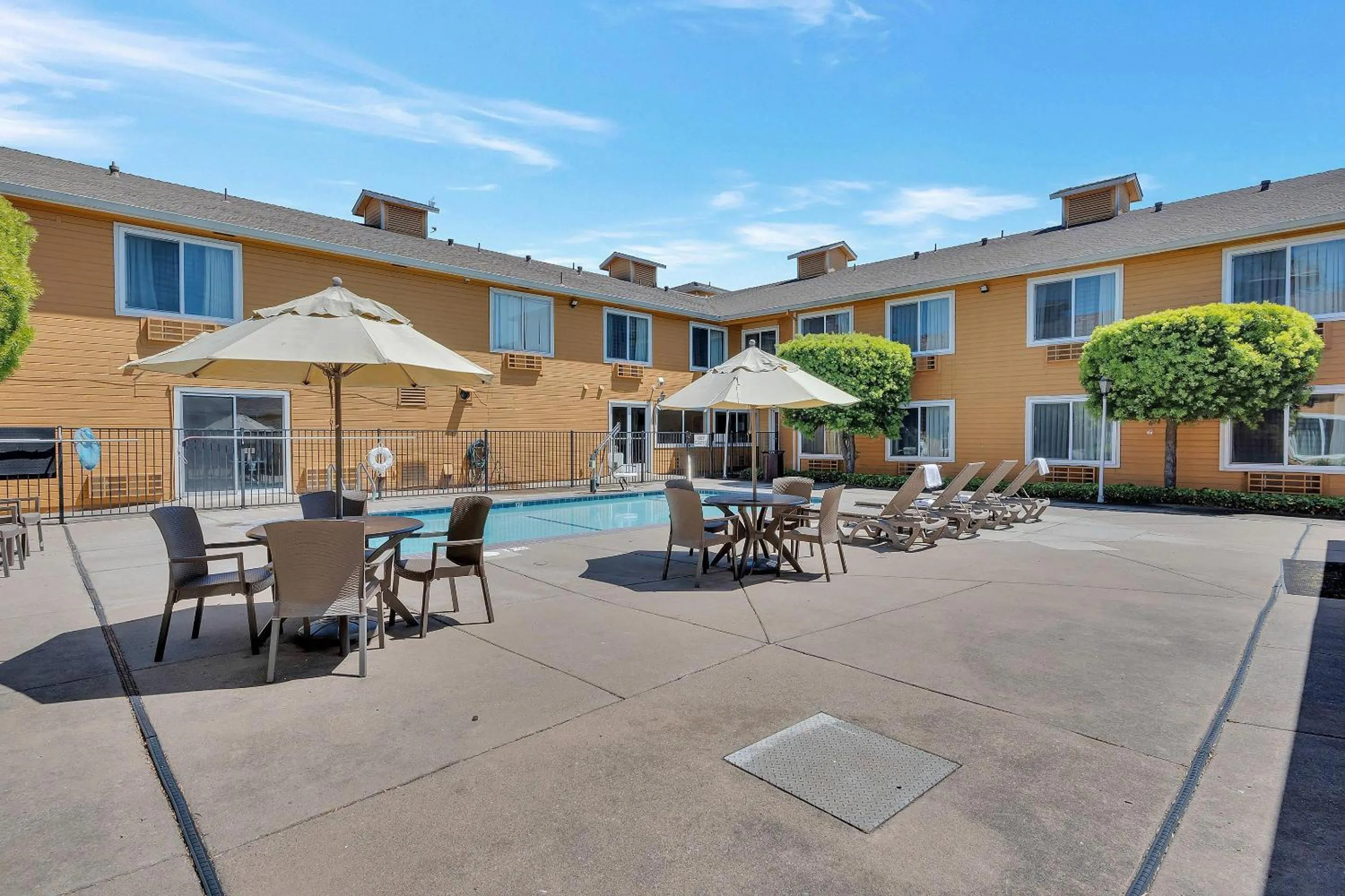 Swimming pool in Quality Inn near Six Flags Discovery Kingdom-Napa Valley