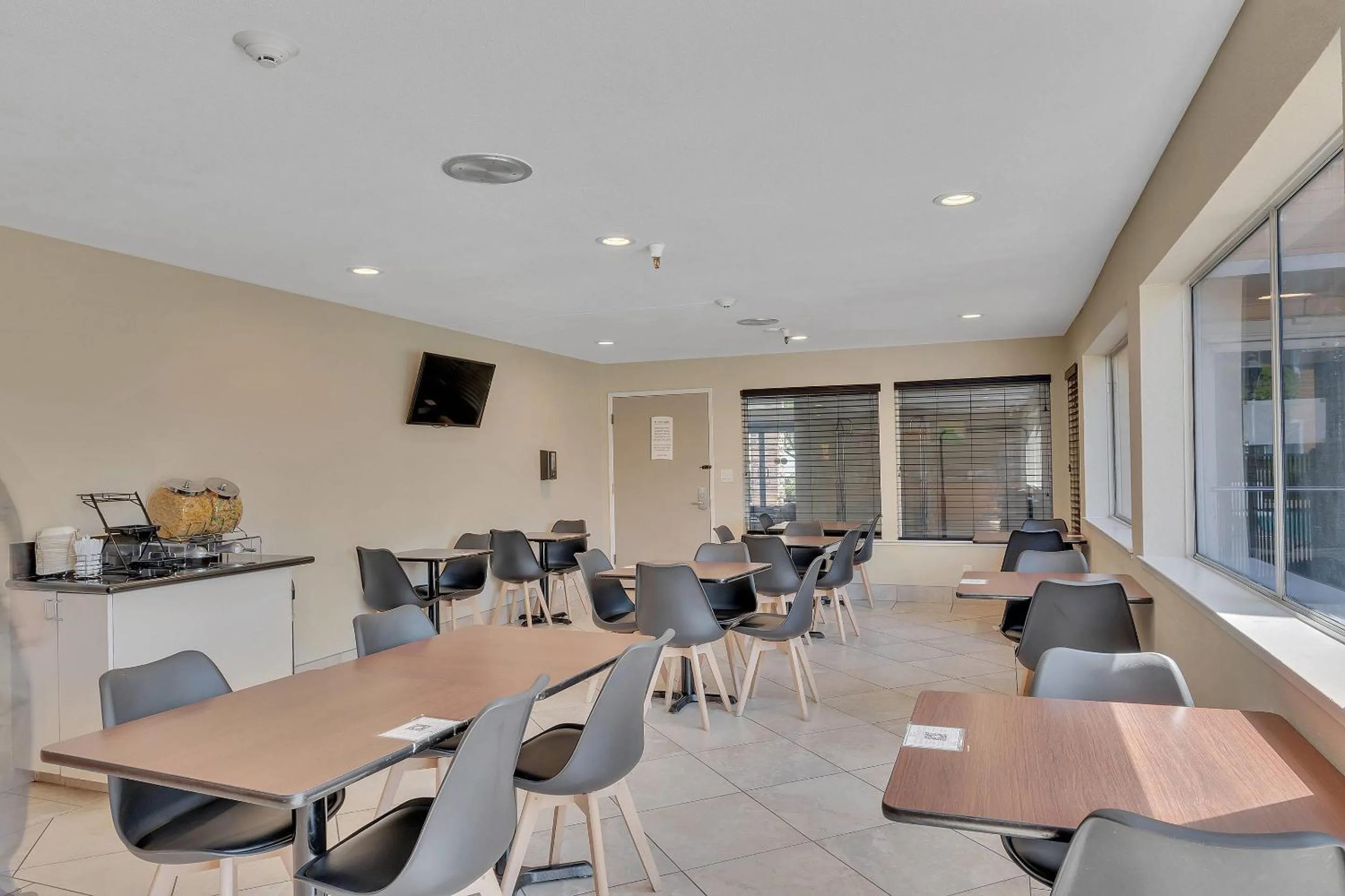 Breakfast in Quality Inn near Six Flags Discovery Kingdom-Napa Valley