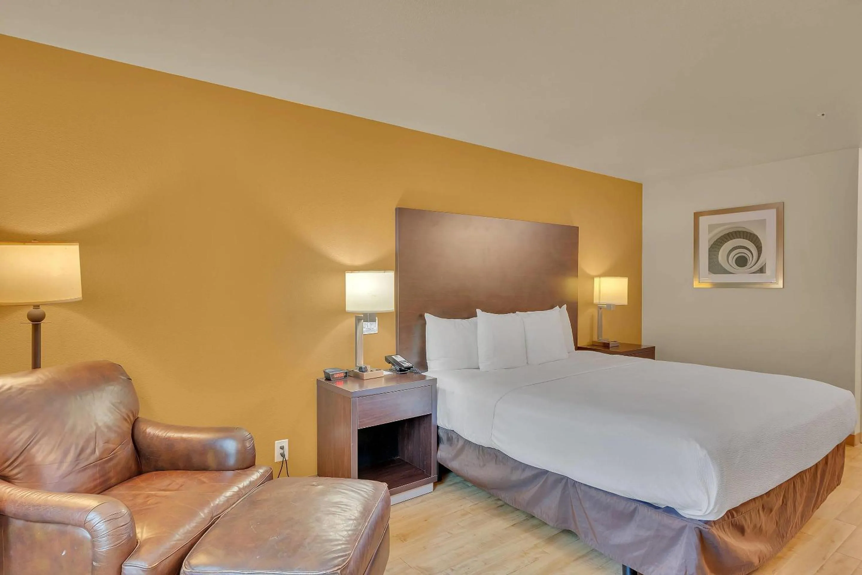 Bedroom, Bed in Quality Inn near Six Flags Discovery Kingdom-Napa Valley