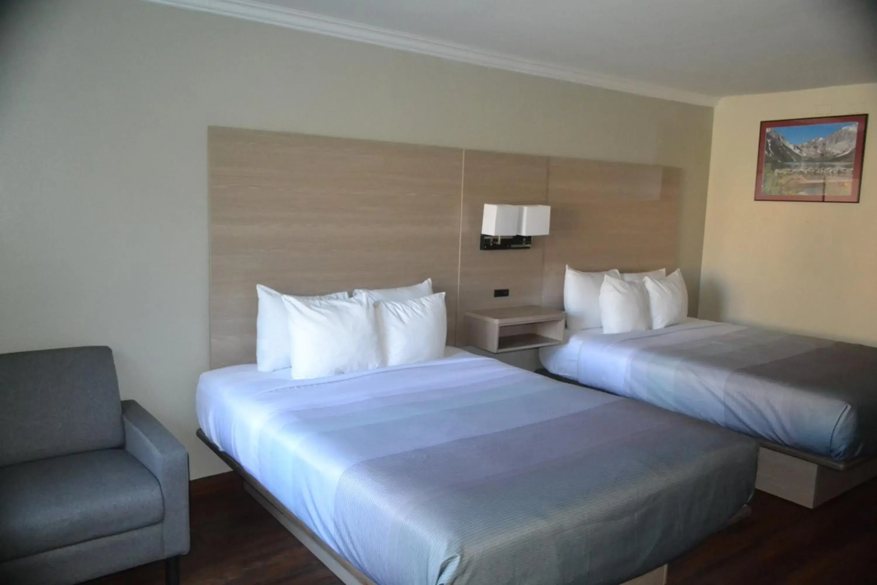 Bed in Quality Inn Bishop near Mammoth Bed in Quality Inn Bishop near Mammoth