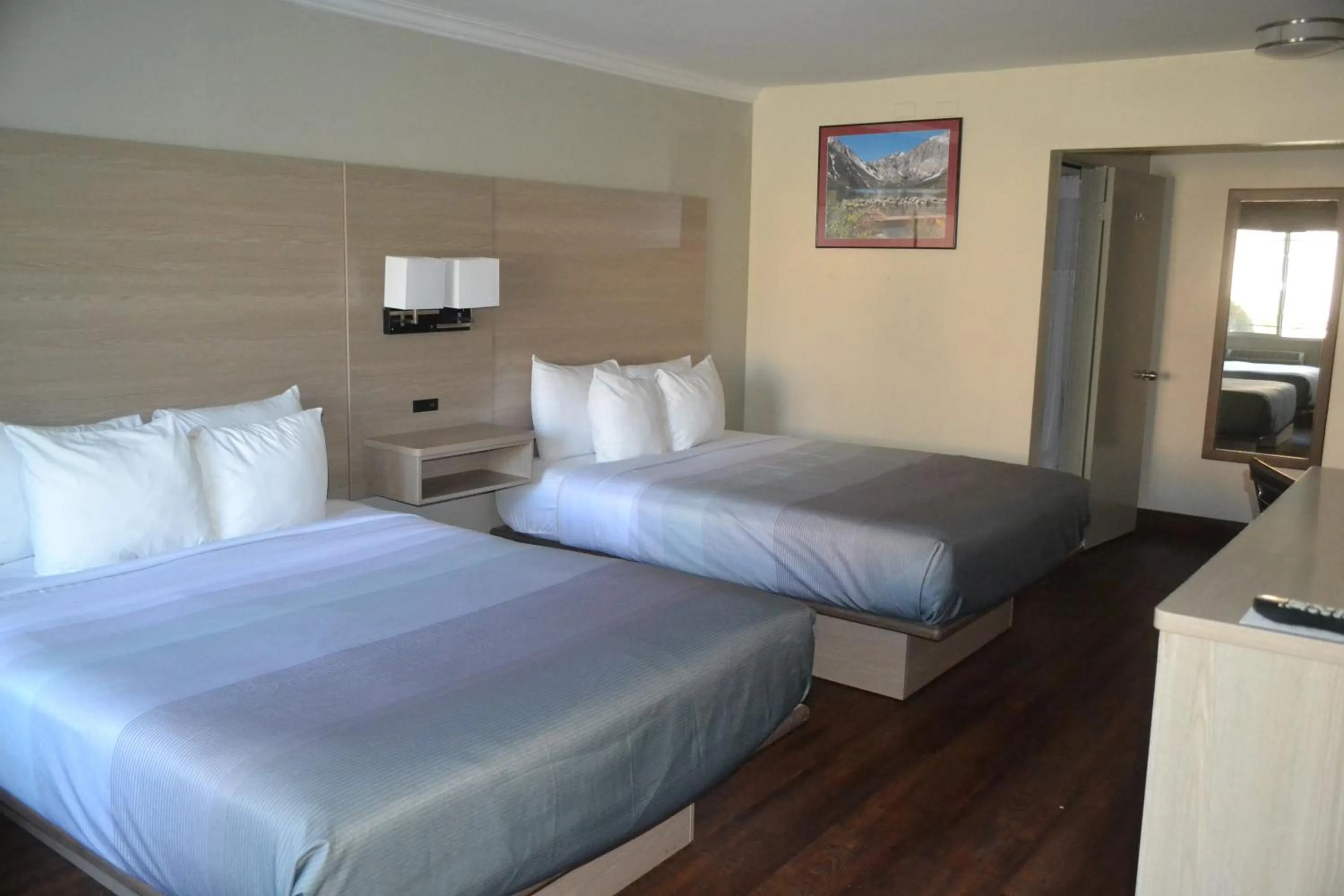 Bed in Quality Inn Bishop near Mammoth