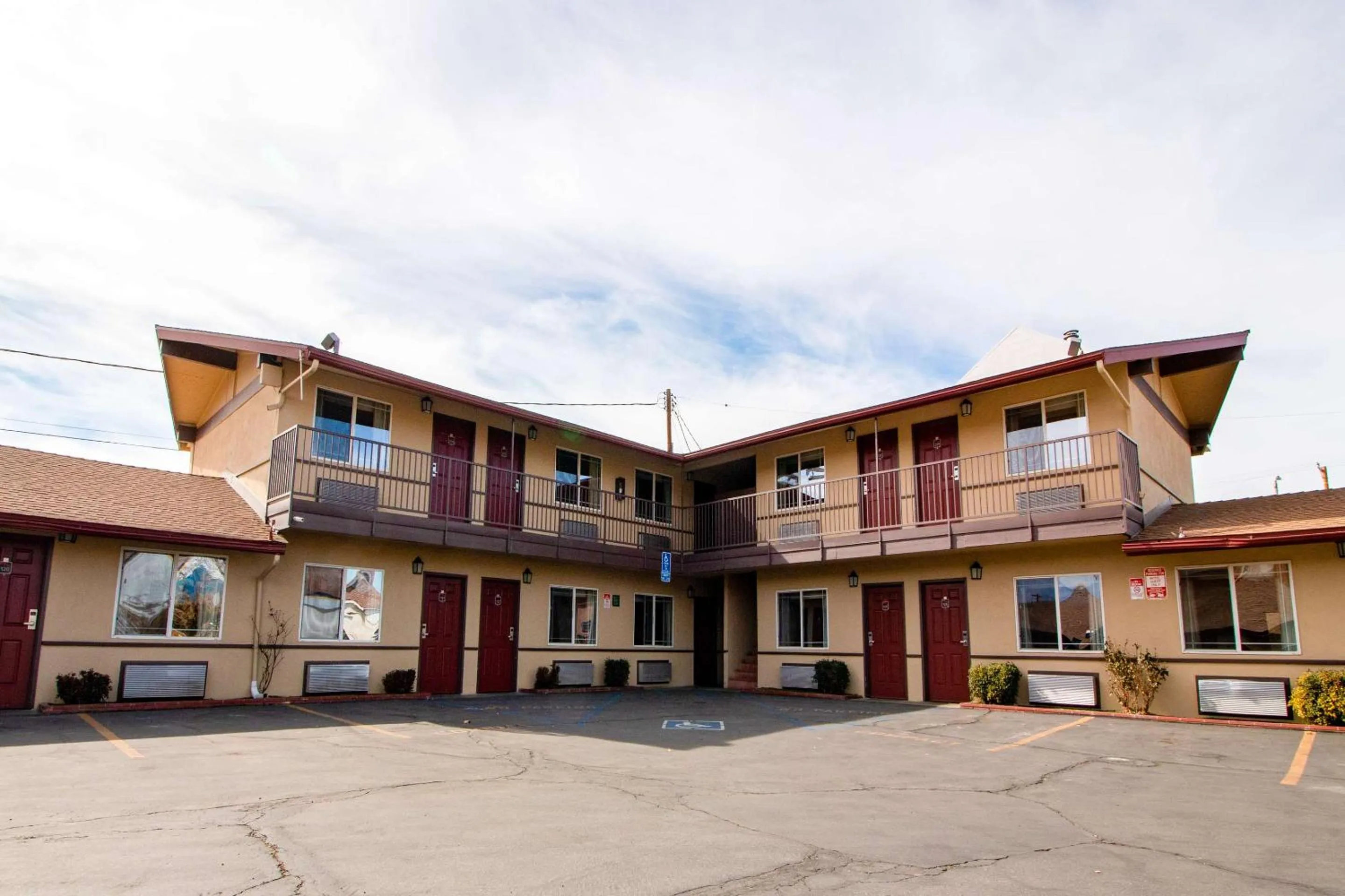 Property building in Quality Inn Bishop near Mammoth