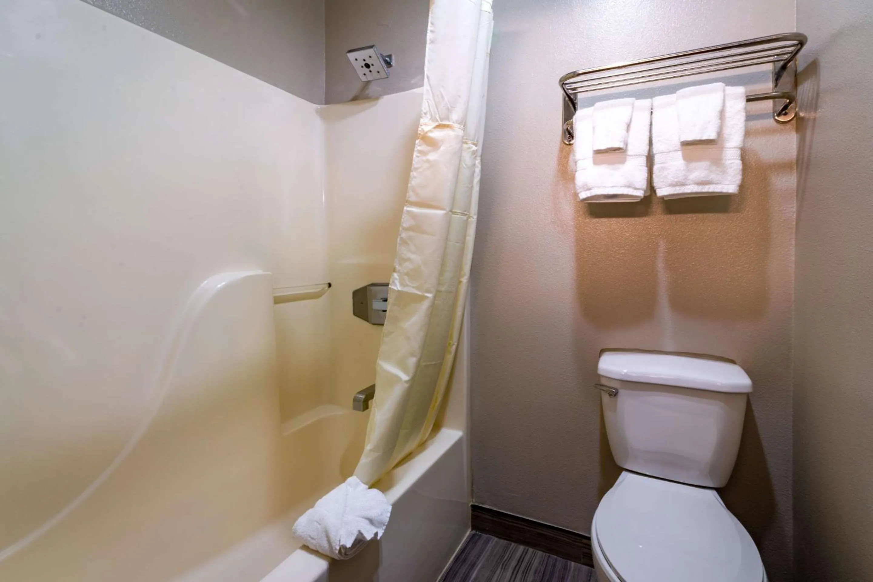 Bedroom in Quality Inn Bishop near Mammoth