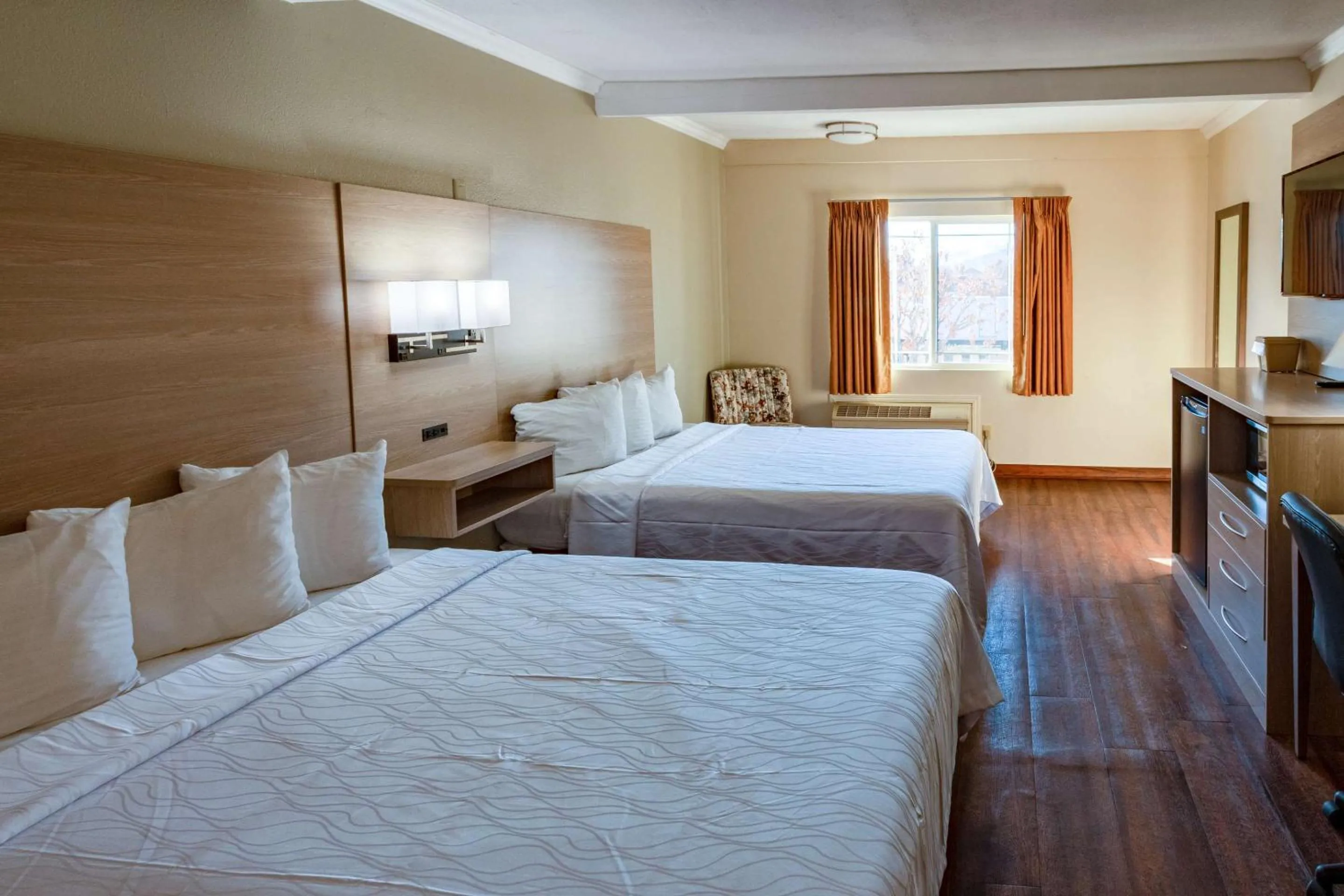 Bedroom, Bed in Quality Inn Bishop near Mammoth