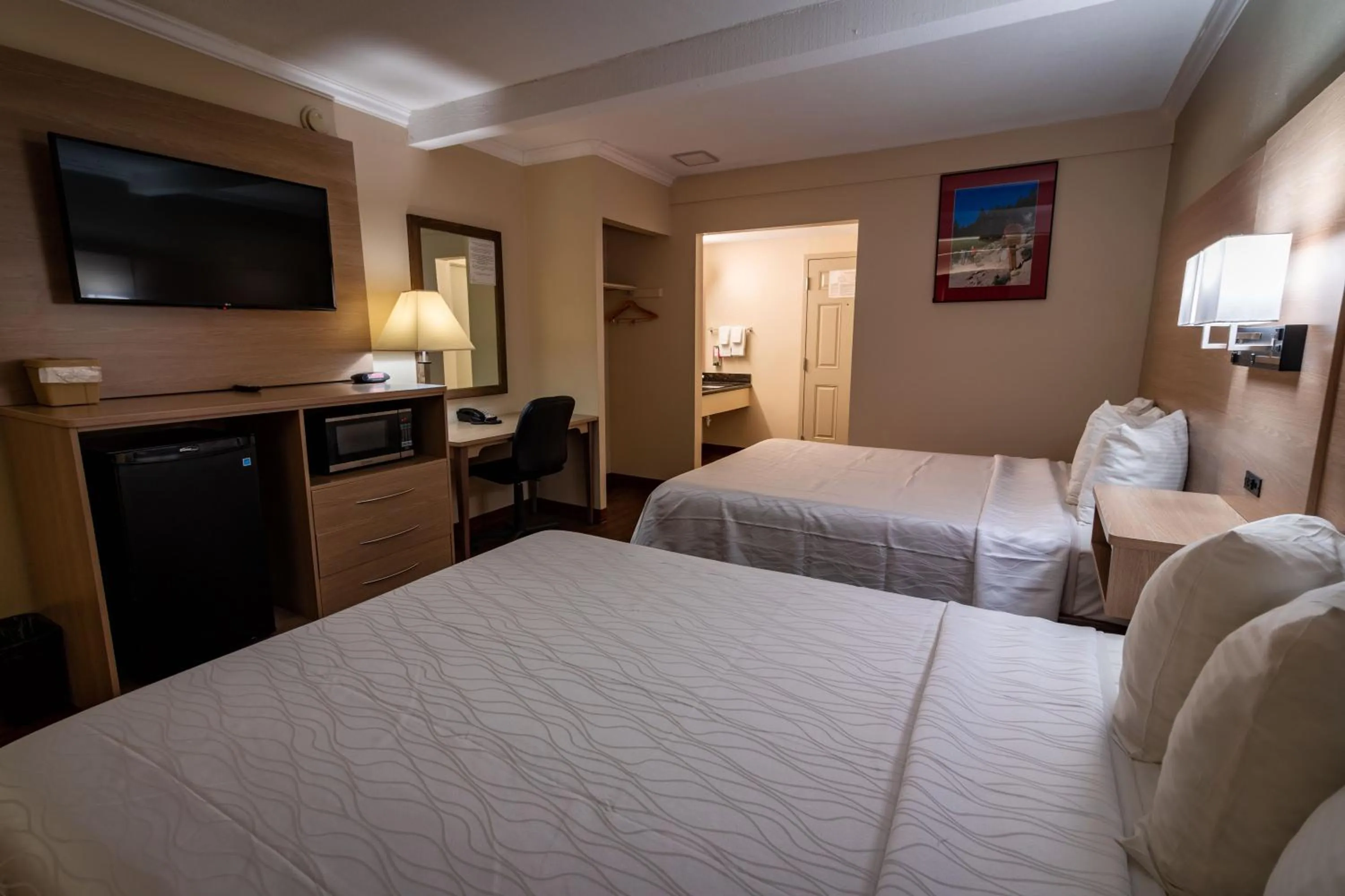 TV and multimedia, Bed in Quality Inn Bishop near Mammoth