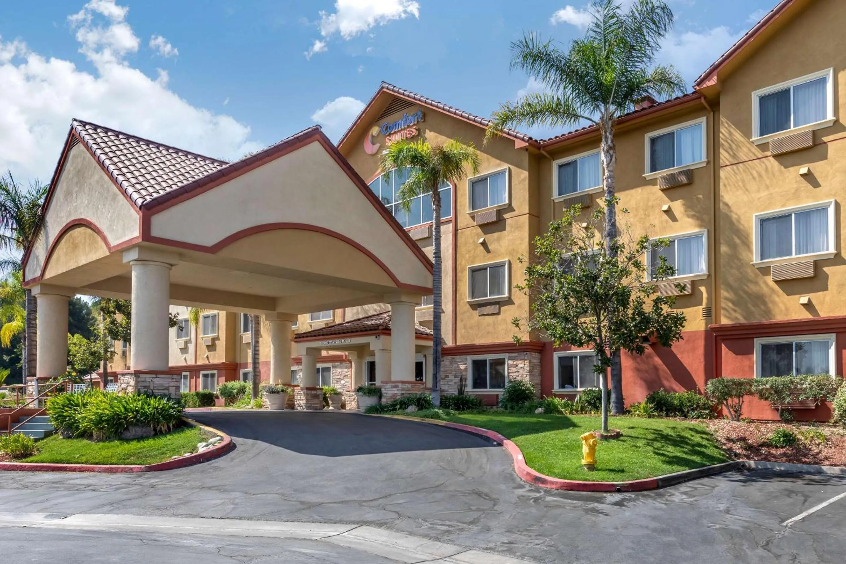Property building in Comfort Suites Near Six Flags Magic Mountain