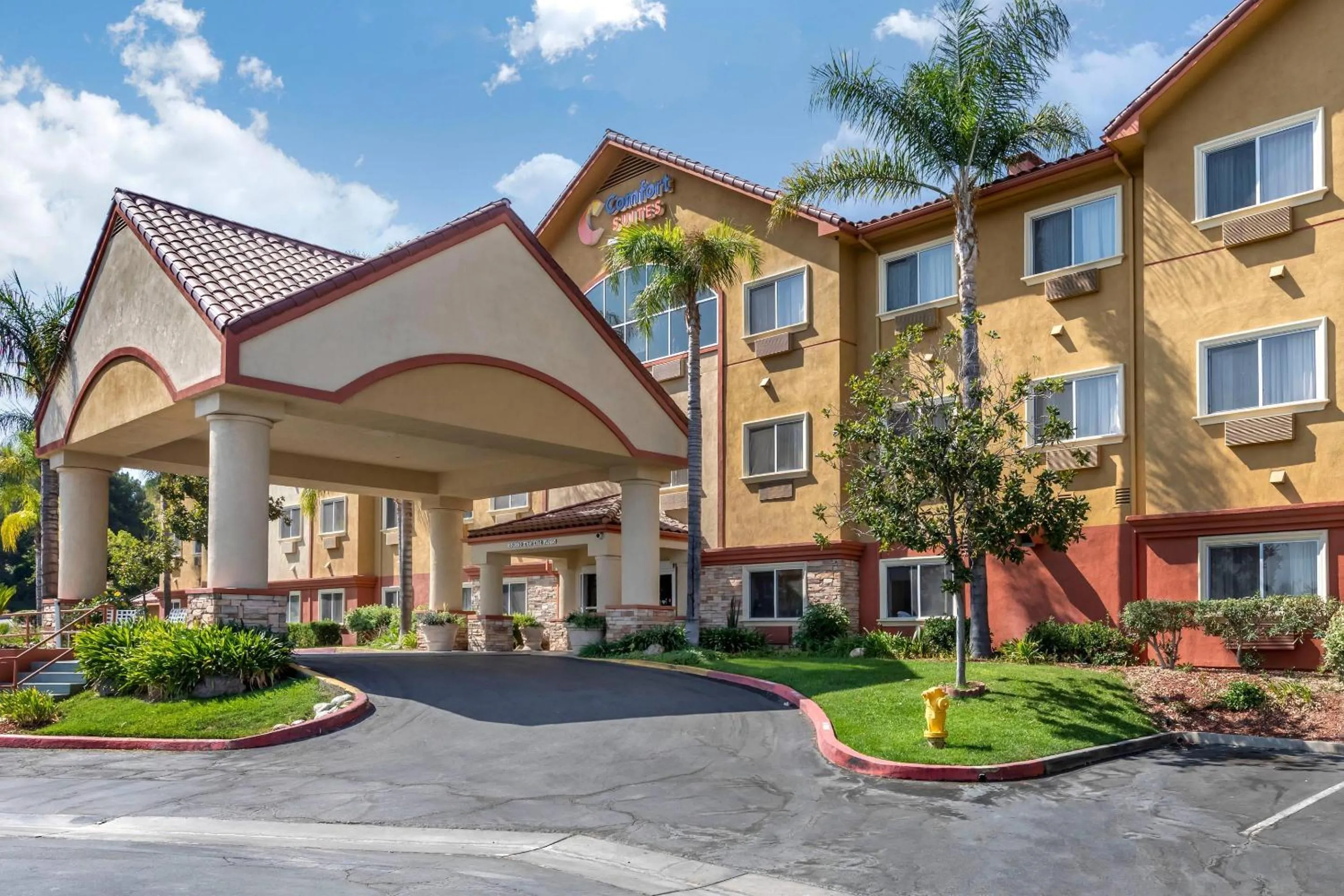 Property building in Comfort Suites Near Six Flags Magic Mountain