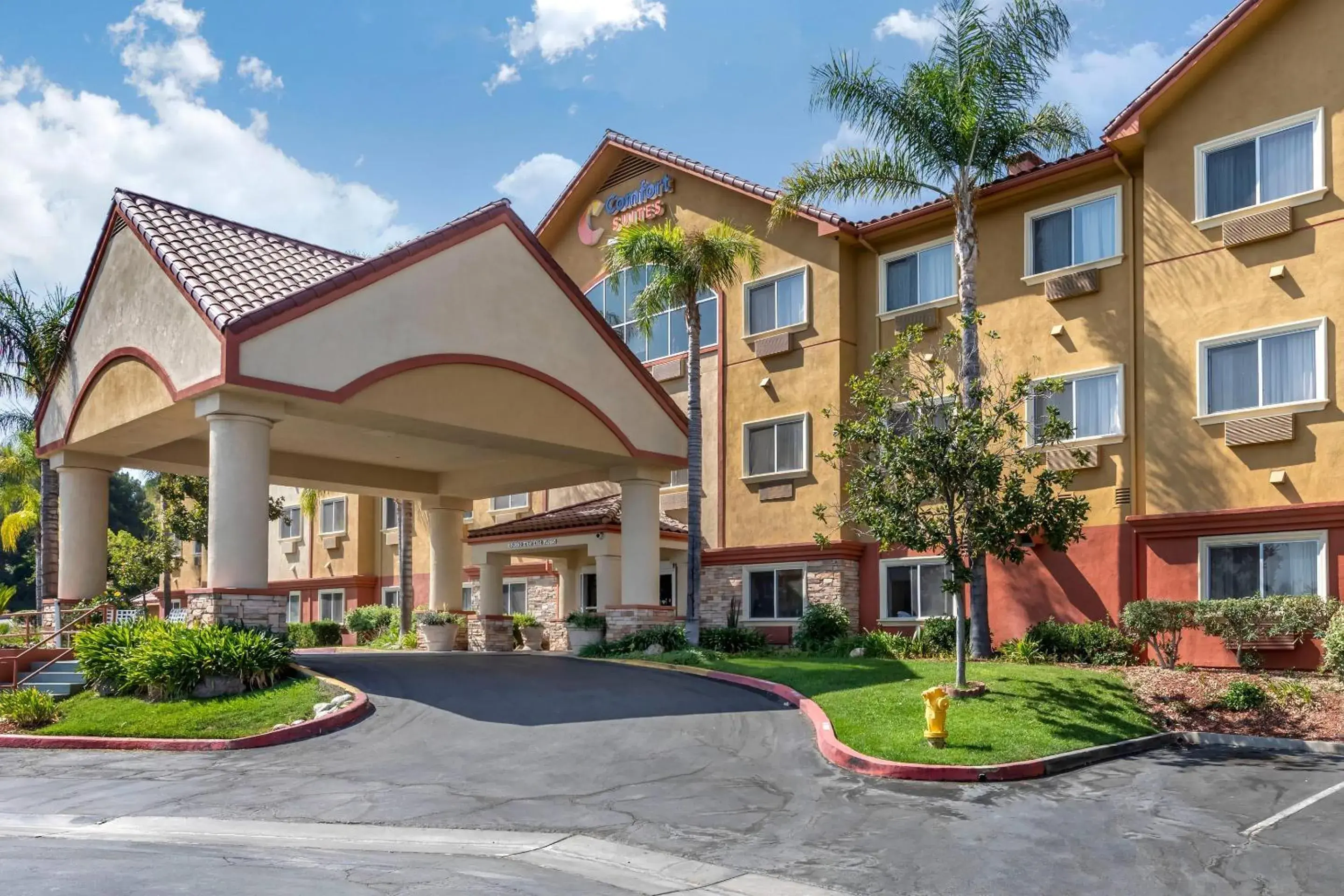 Property building in Comfort Suites Near Six Flags Magic Mountain Property building in Comfort Suites Near Six Flags Magic Mountain