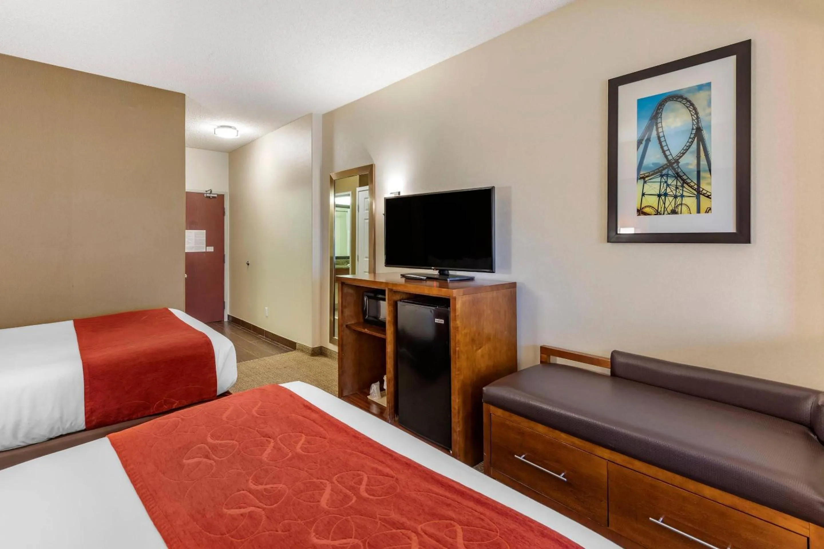 Bedroom, Bed in Comfort Suites Near Six Flags Magic Mountain