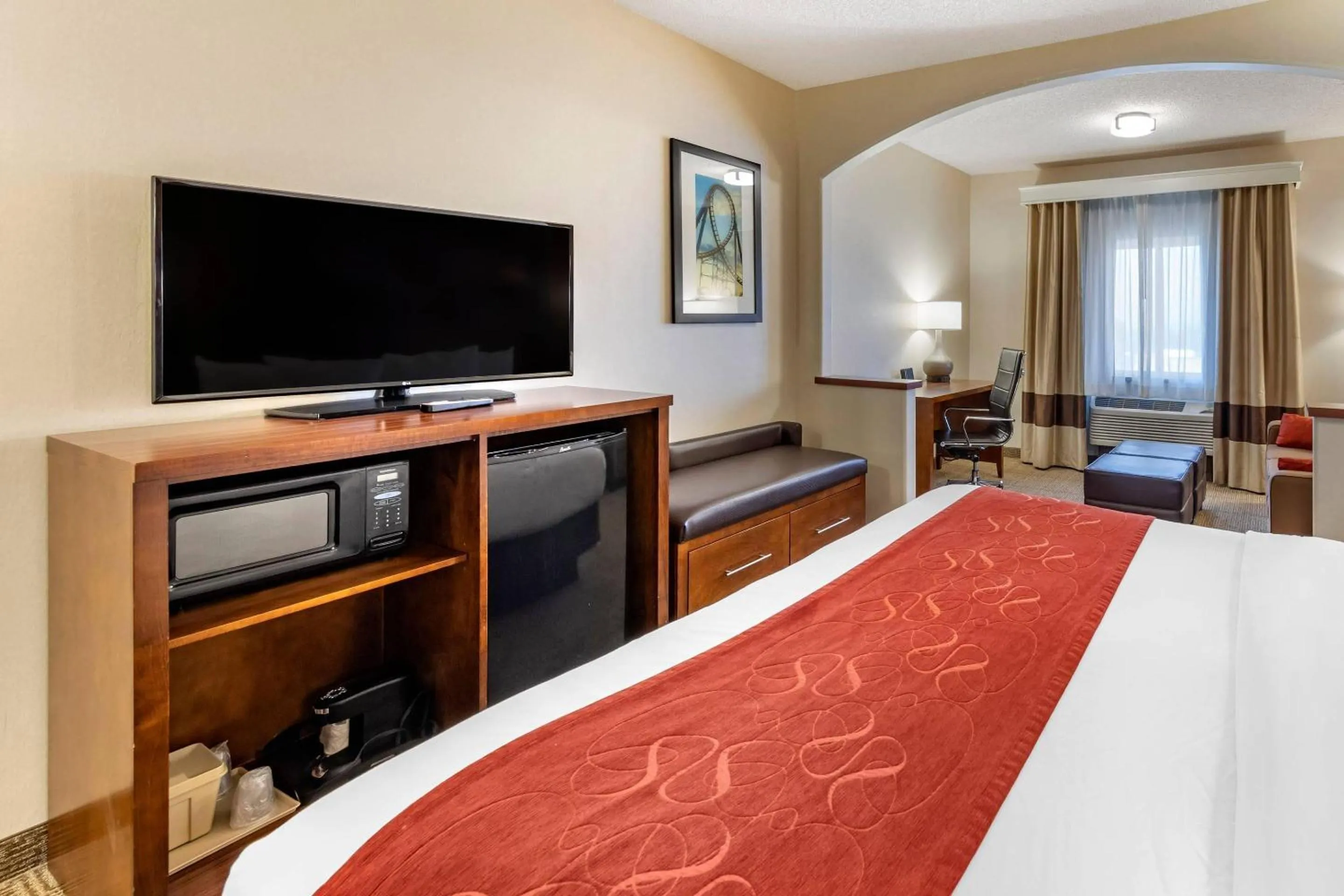 Bedroom, Bed in Comfort Suites Near Six Flags Magic Mountain