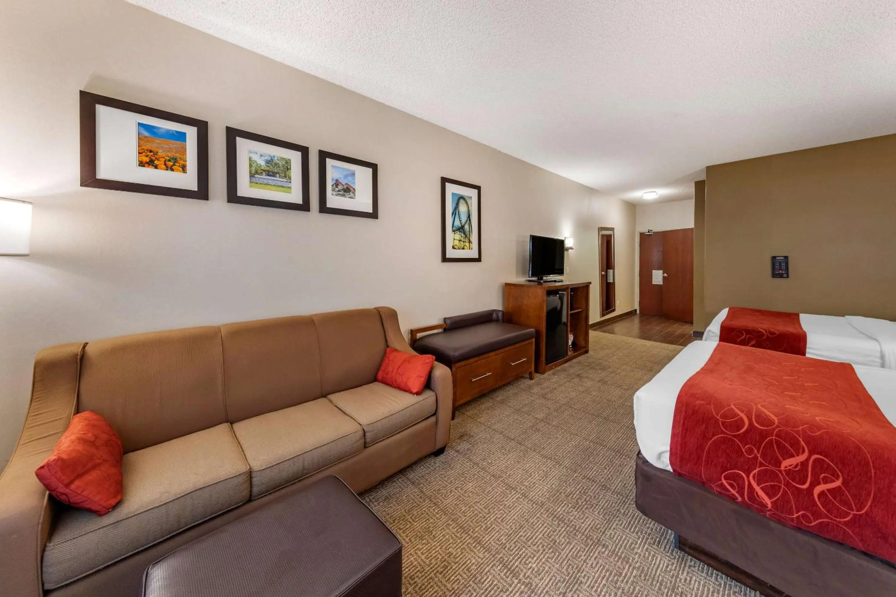 Bedroom, Bed in Comfort Suites Near Six Flags Magic Mountain