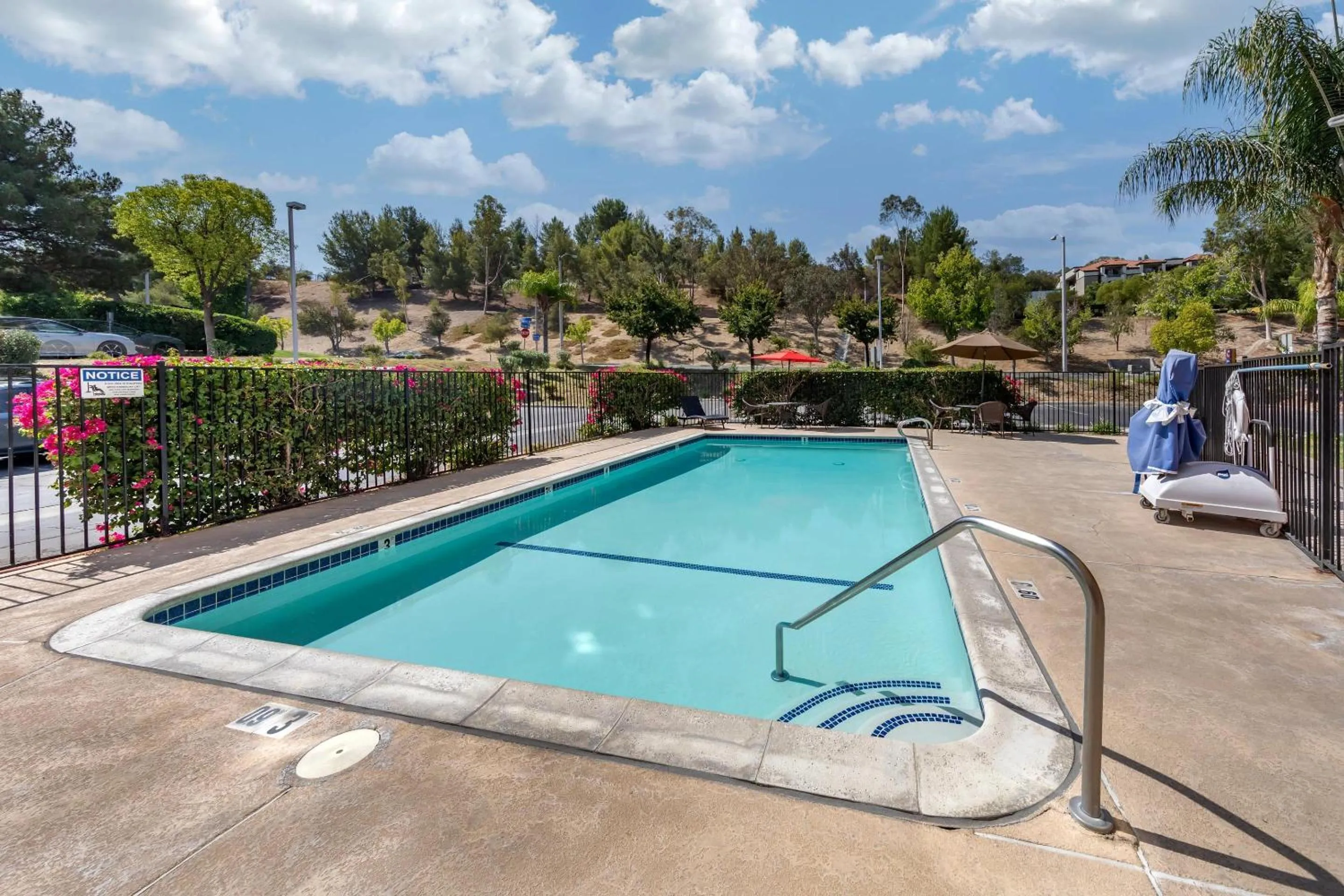 Swimming pool in Comfort Suites Near Six Flags Magic Mountain