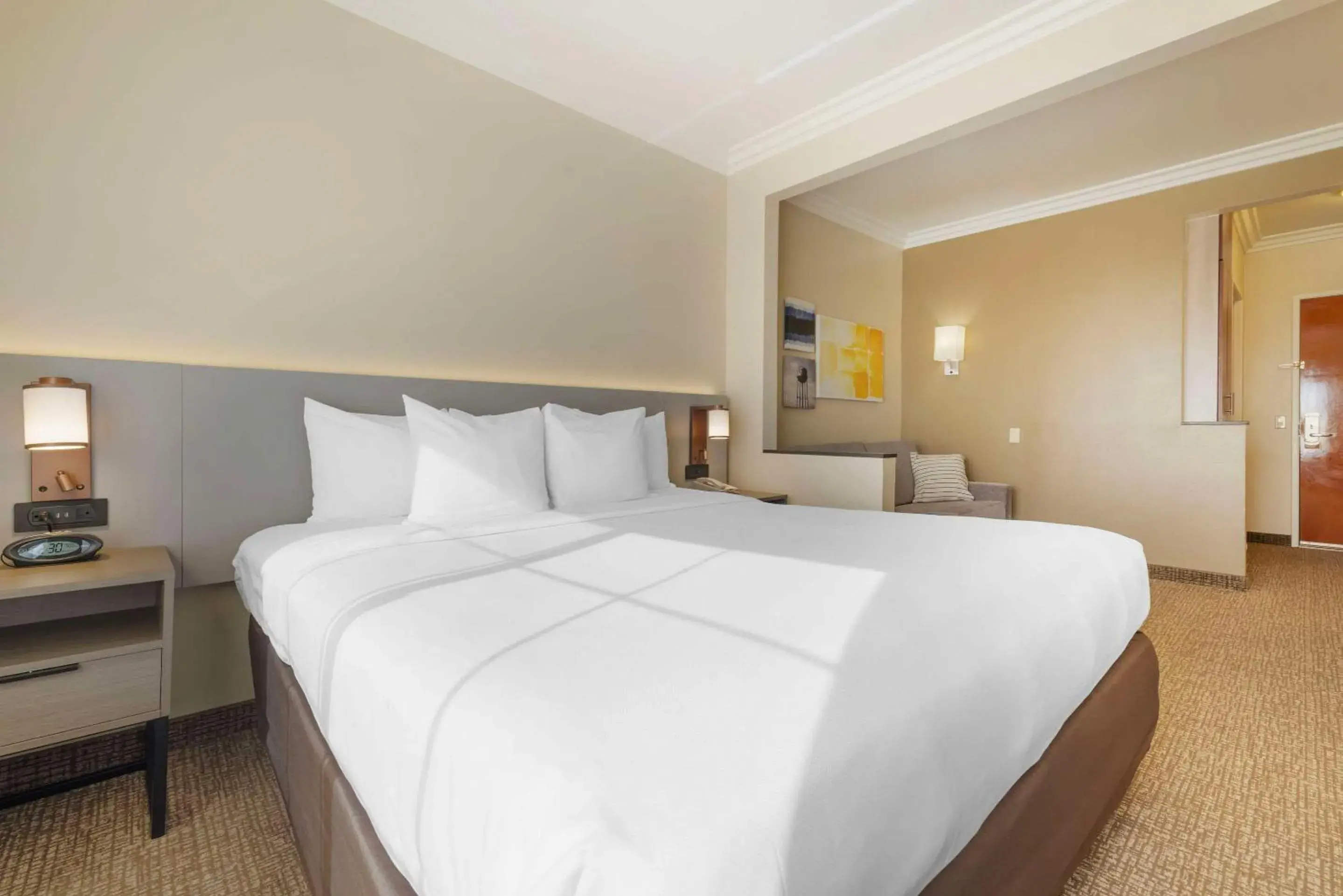 Bedroom, Bed in Comfort Suites Oceanside Camp Pendleton Area Bedroom, Bed in Comfort Suites Oceanside Camp Pendleton Area