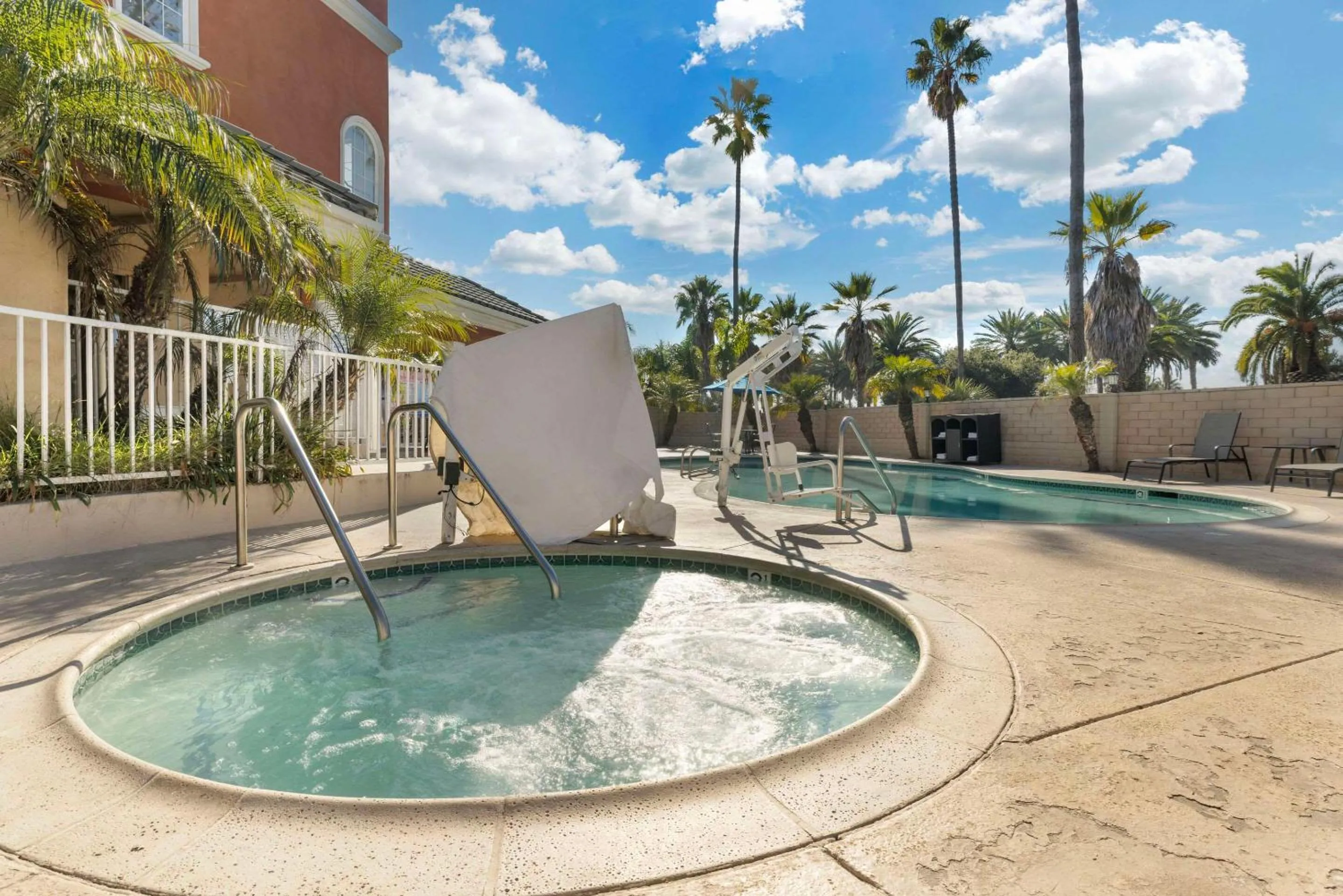 Swimming pool in Comfort Suites Oceanside Camp Pendleton Area
