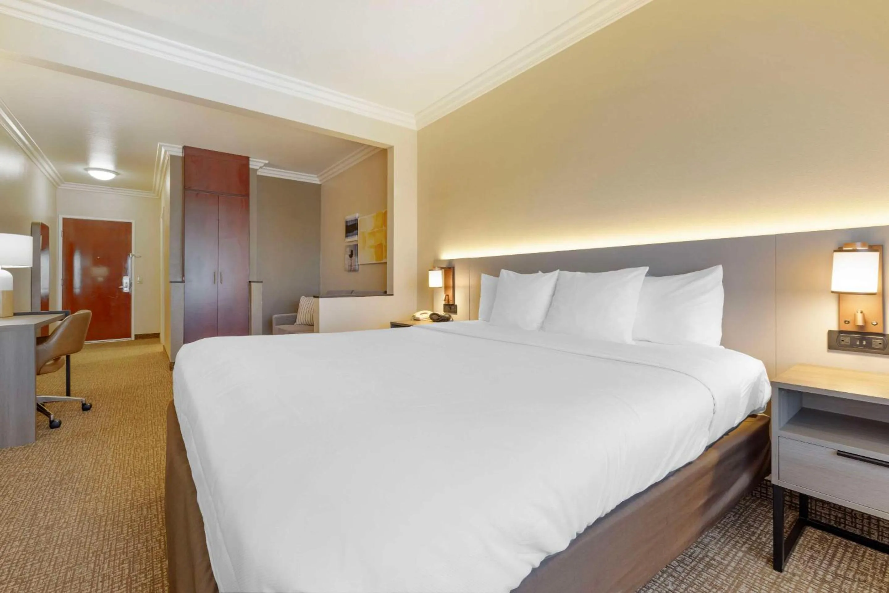 Bedroom, Bed in Comfort Suites Oceanside Camp Pendleton Area