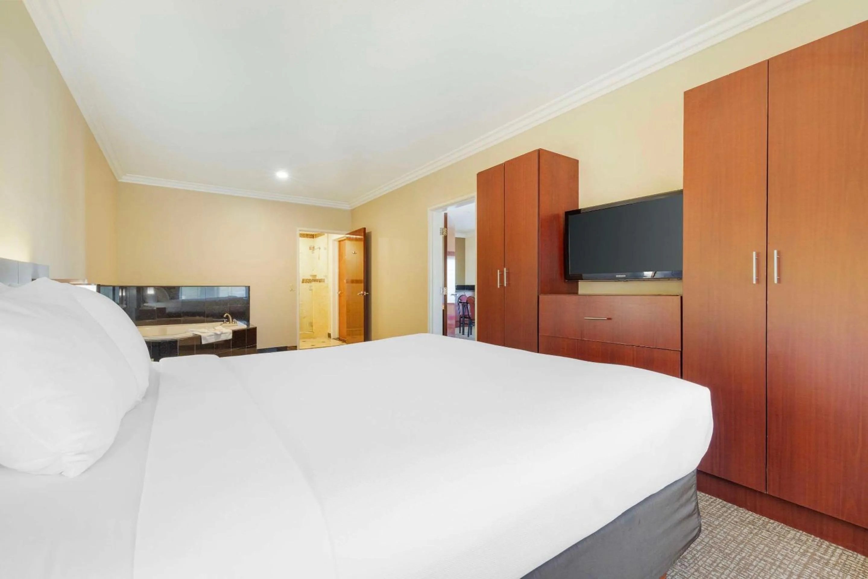 Bedroom, Bed in Comfort Suites Oceanside Camp Pendleton Area