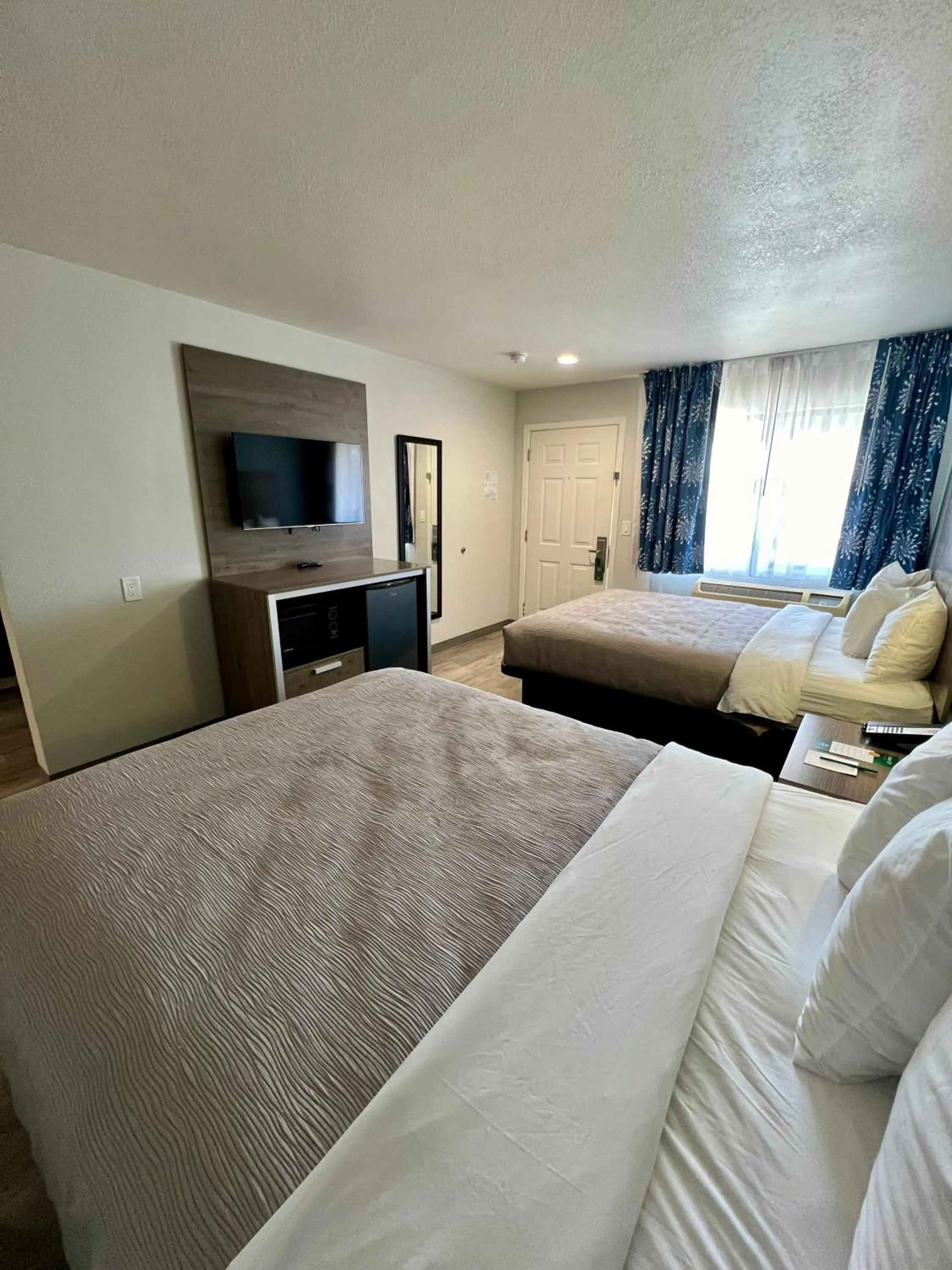 TV and multimedia, Bed in Quality Inn Tracy I-205