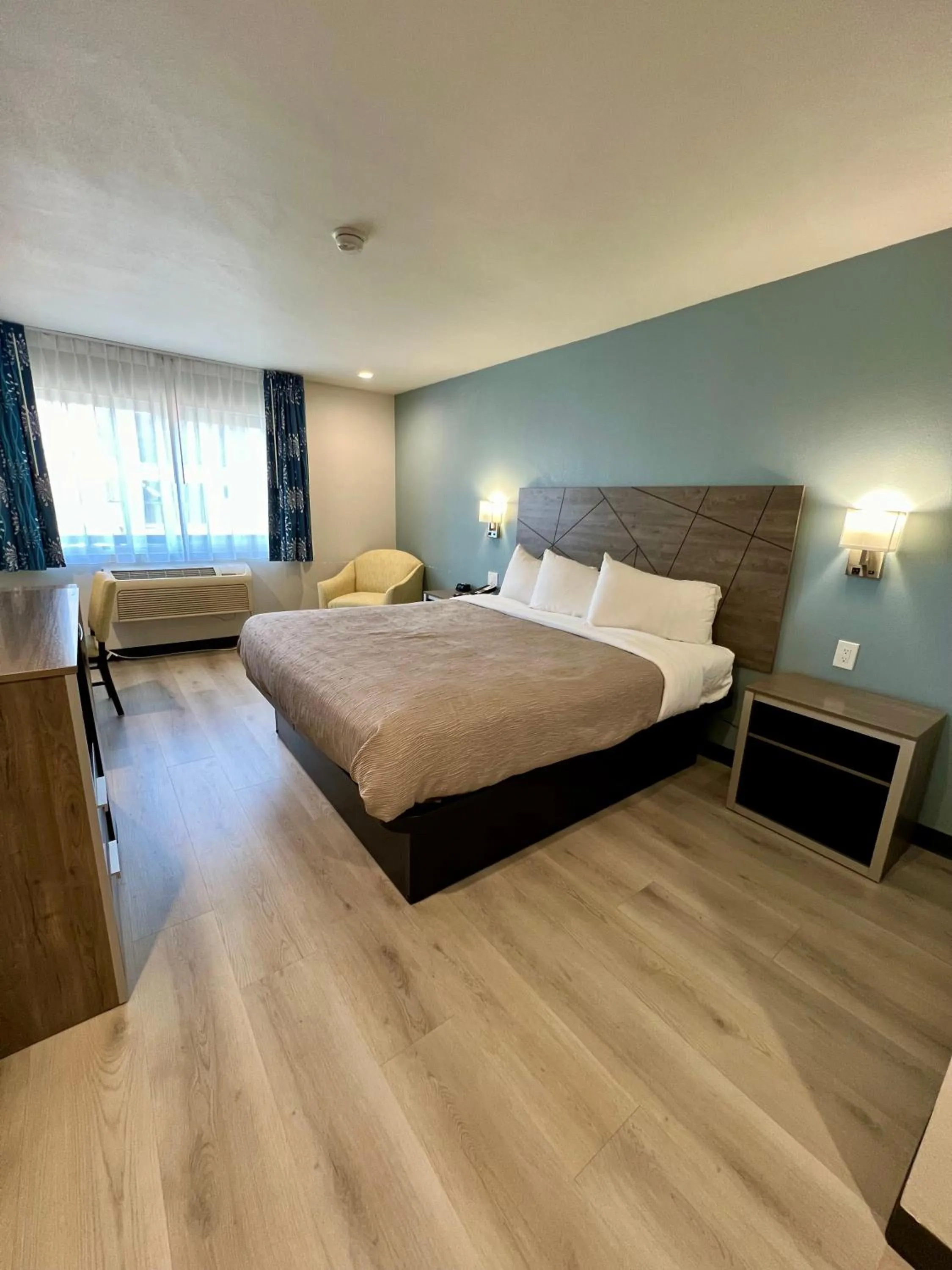 Bed in Quality Inn Tracy I-205