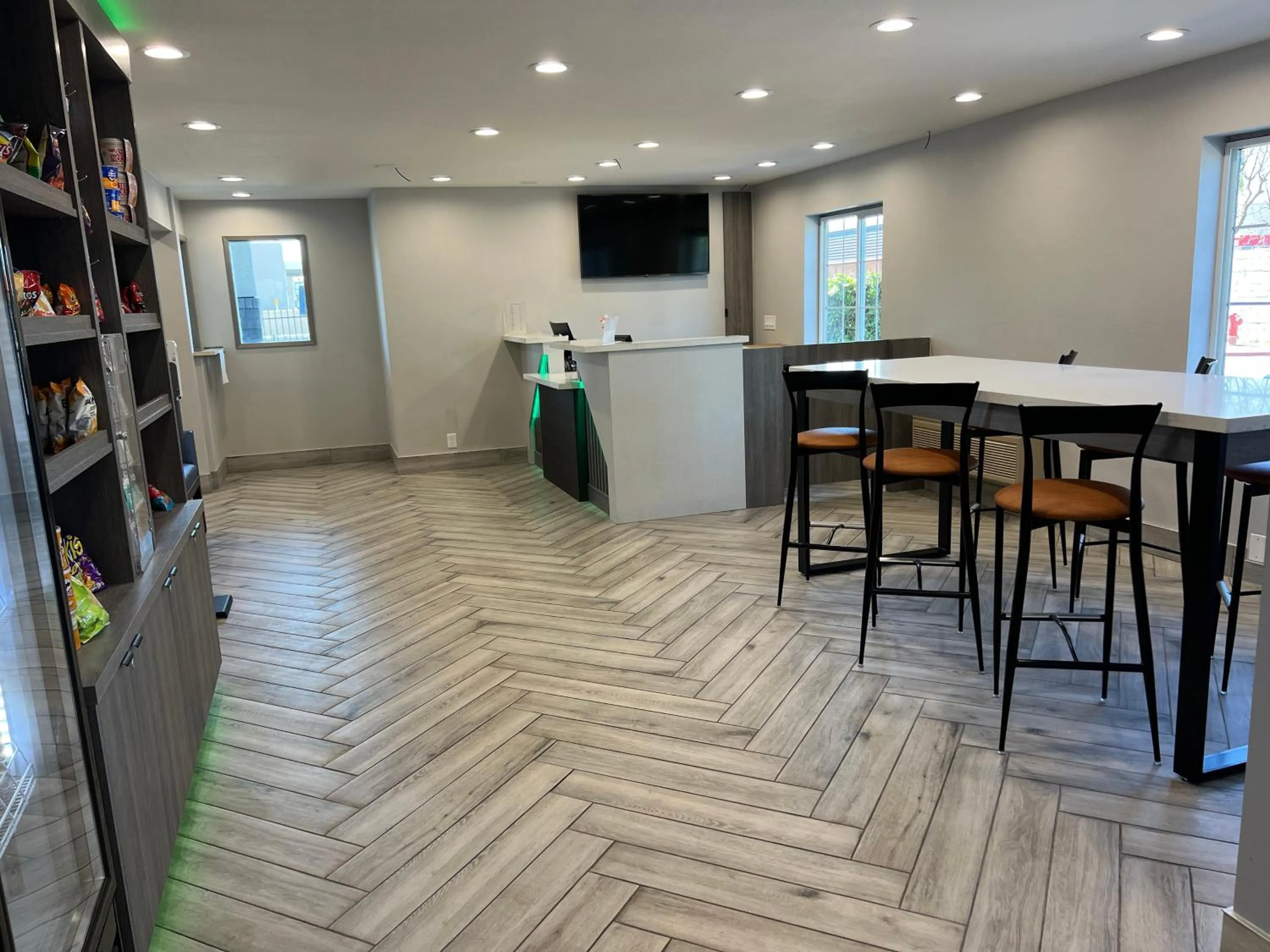 Communal lounge/ TV room in Quality Inn Tracy I-205