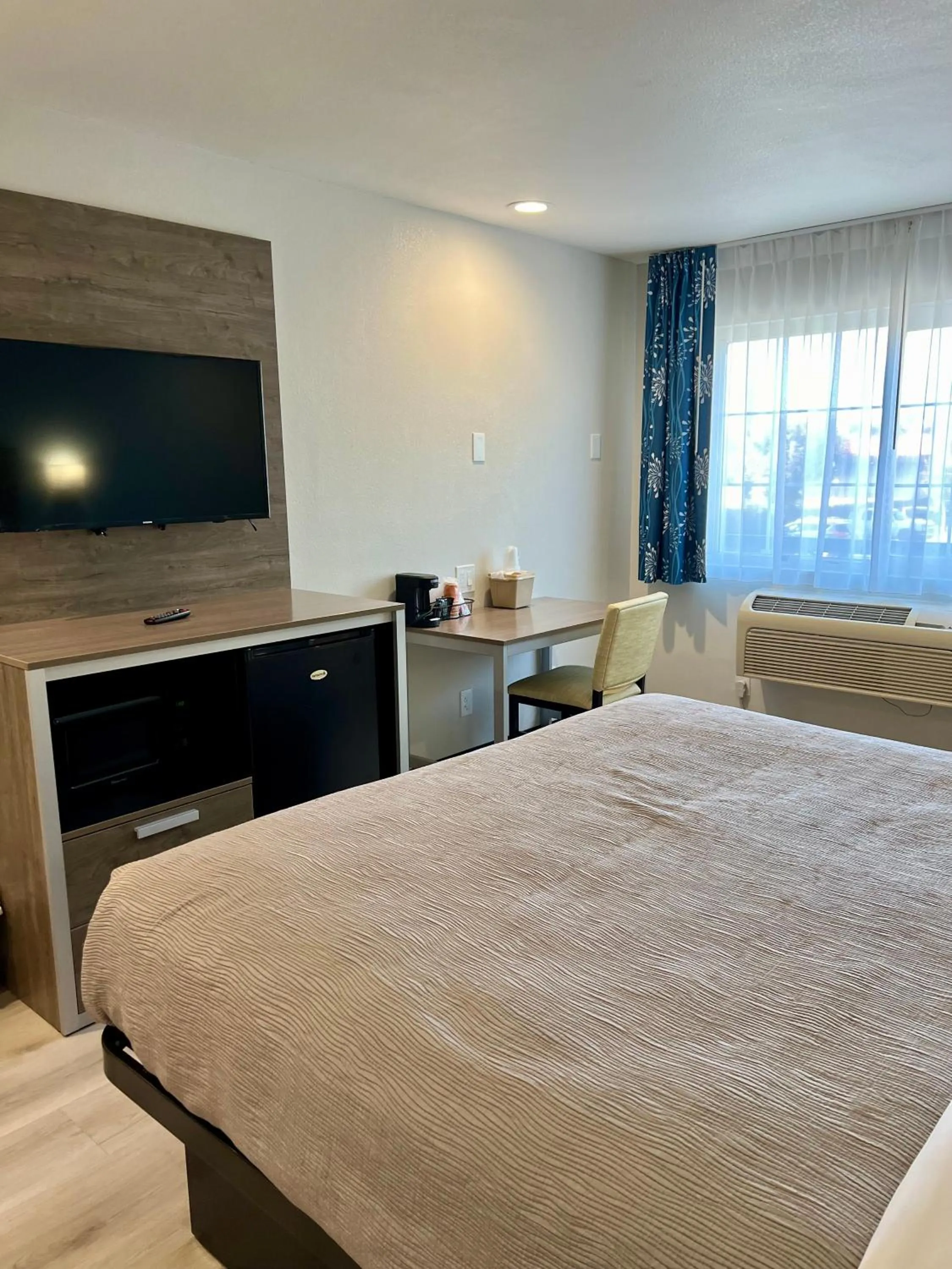 Bed in Quality Inn Tracy I-205