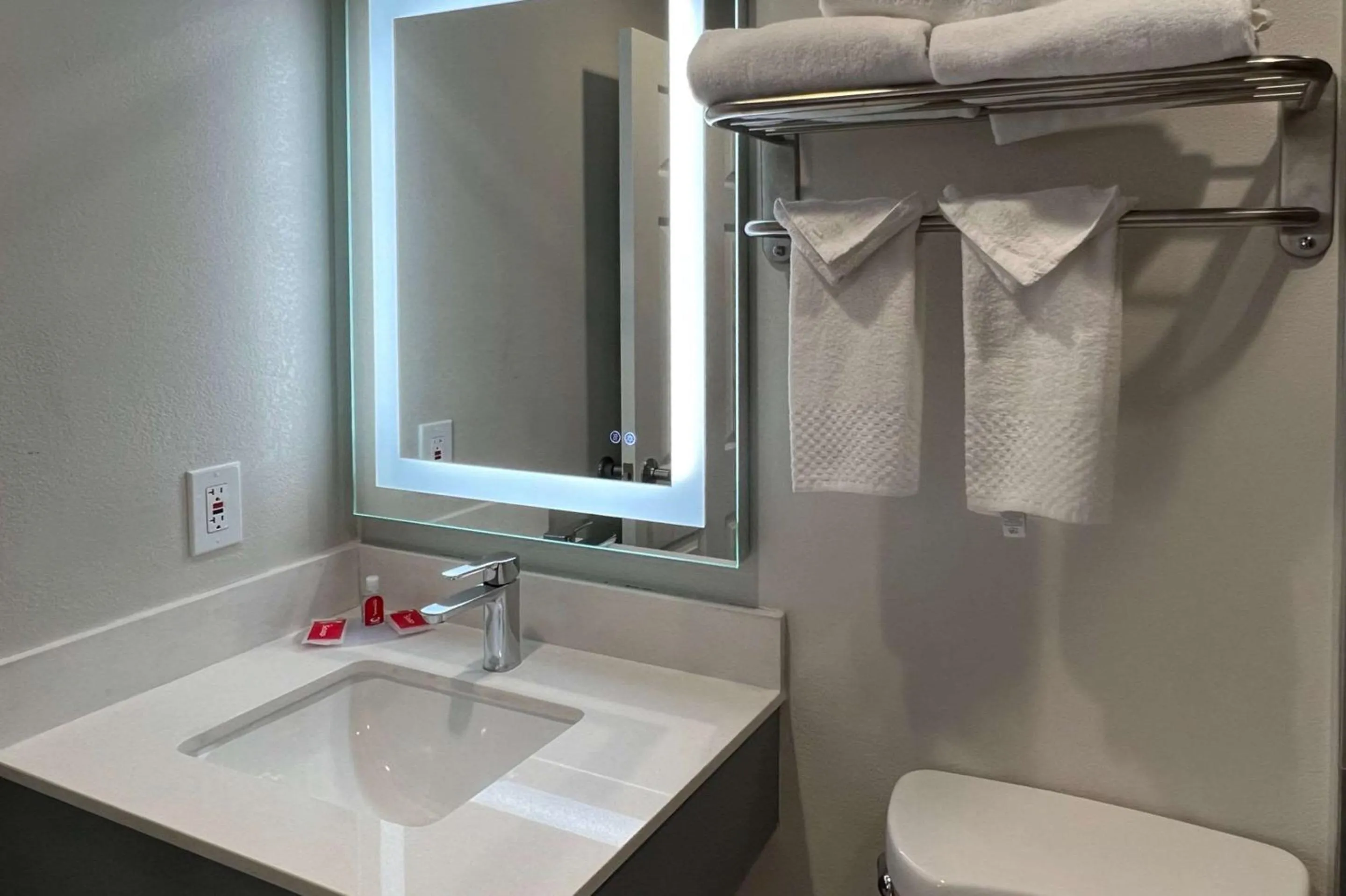 Bedroom in Quality Inn Tracy I-205