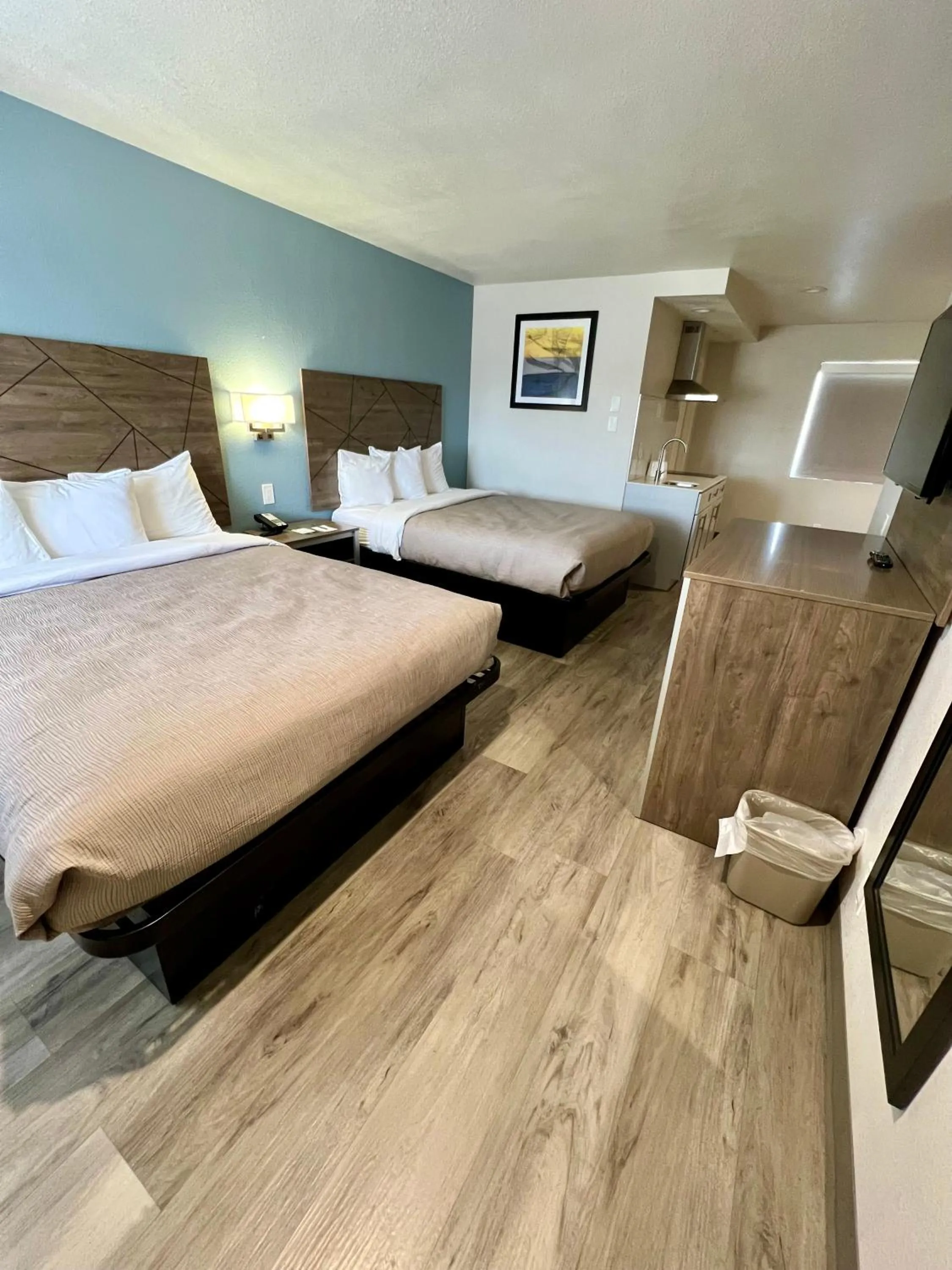 Photo of the whole room, Bed in Quality Inn Tracy I-205