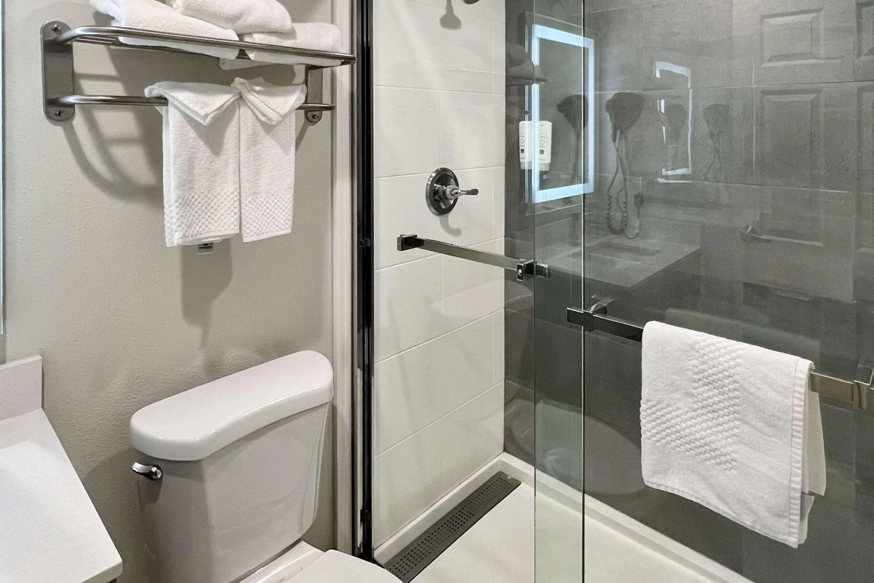 Bedroom in Quality Inn Tracy I-205