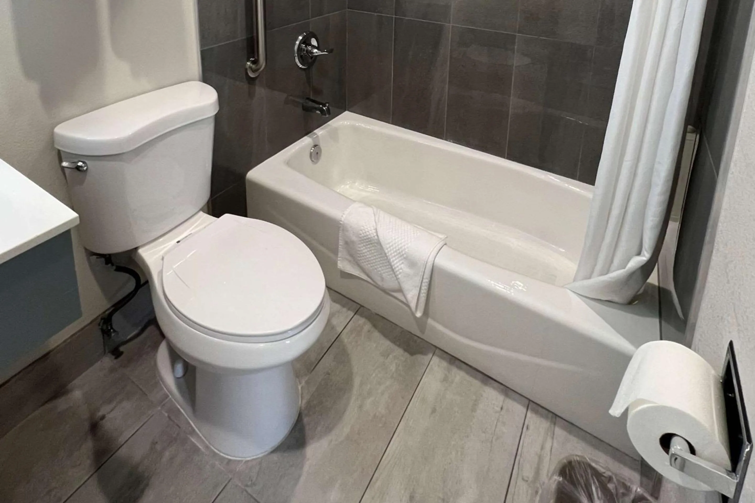 Bedroom in Quality Inn Tracy I-205