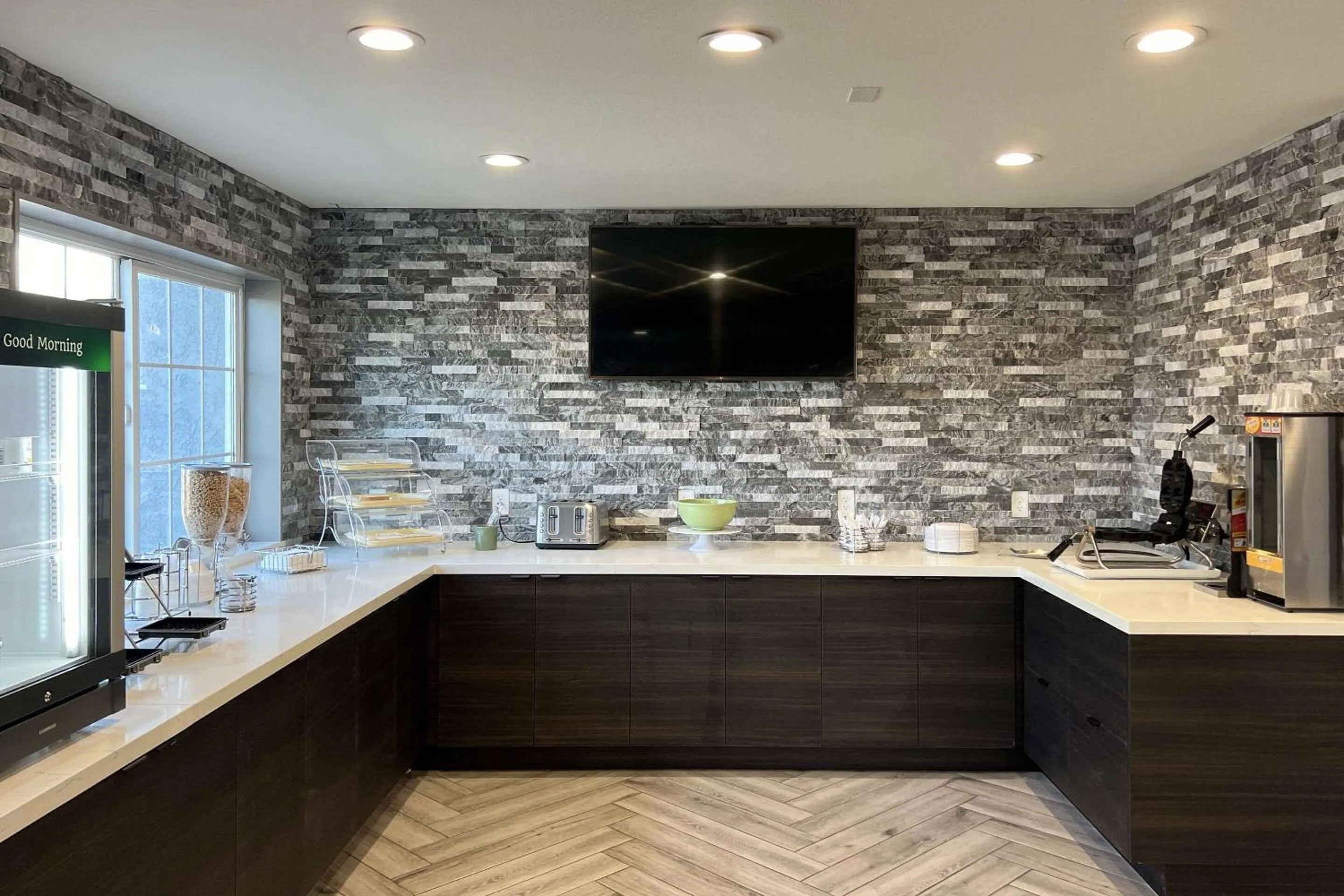 Breakfast in Quality Inn Tracy I-205