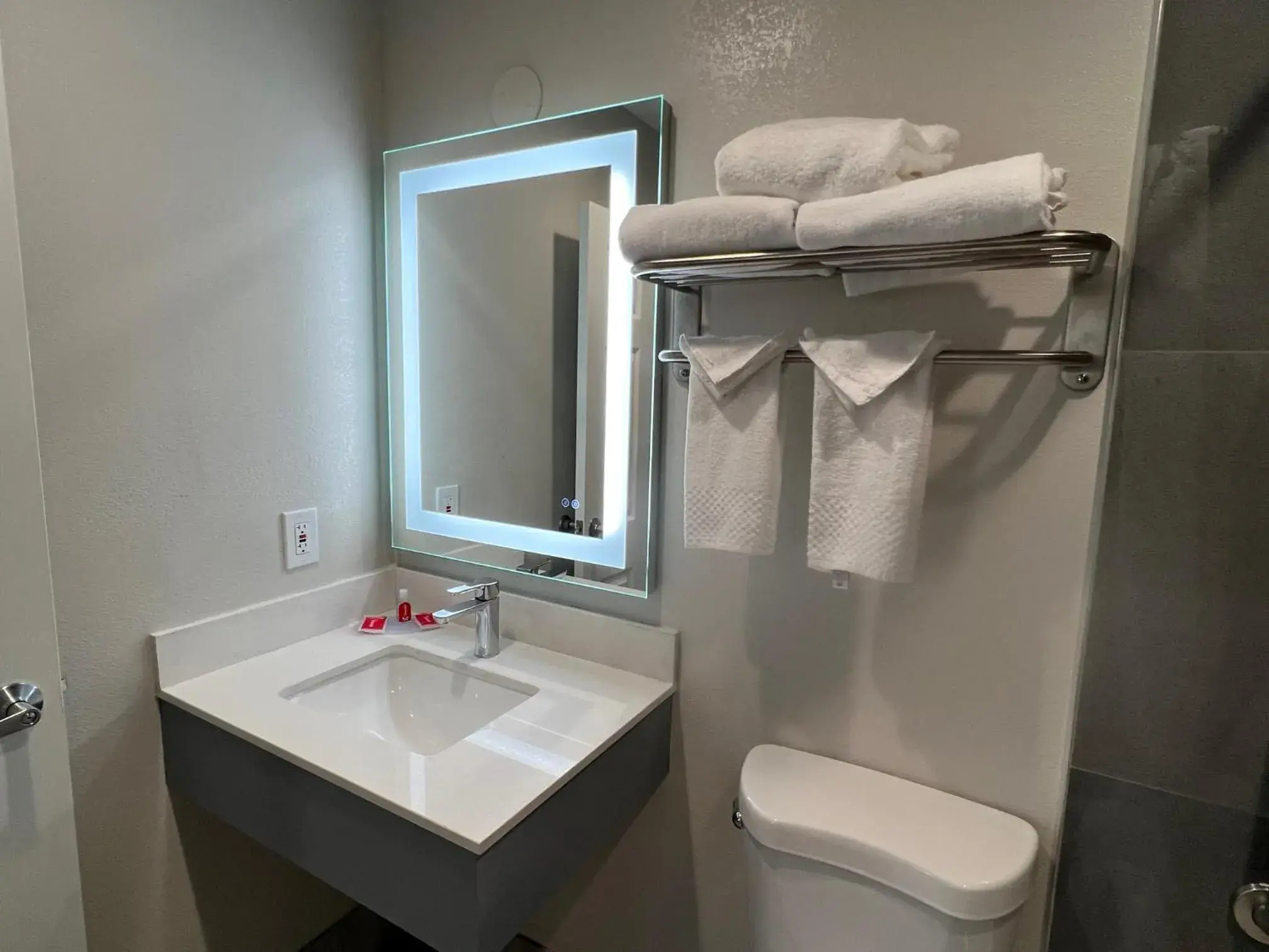 Queen Suite in Quality Inn Tracy I-205 Queen Suite in Quality Inn Tracy I-205