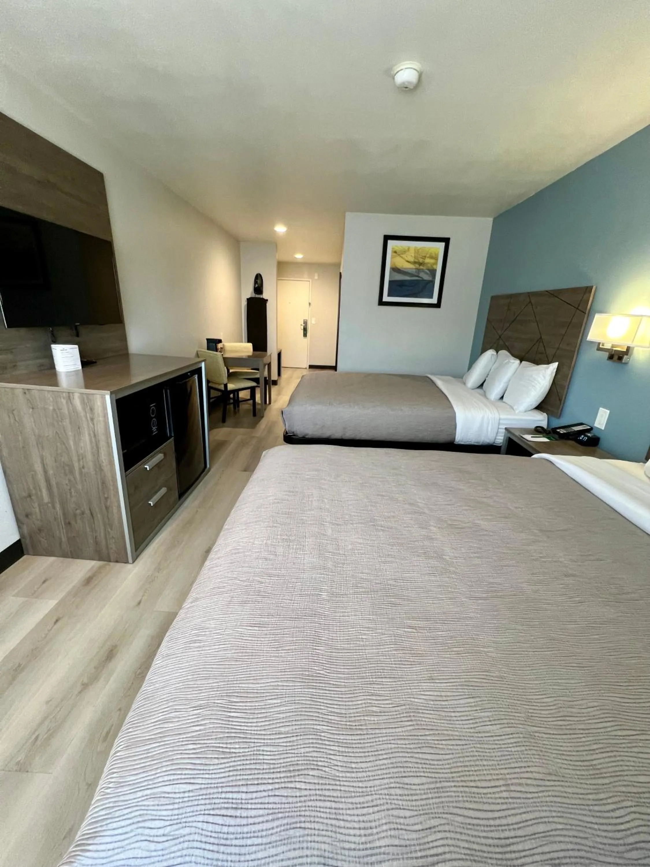 Photo of the whole room, Bed in Quality Inn Tracy I-205