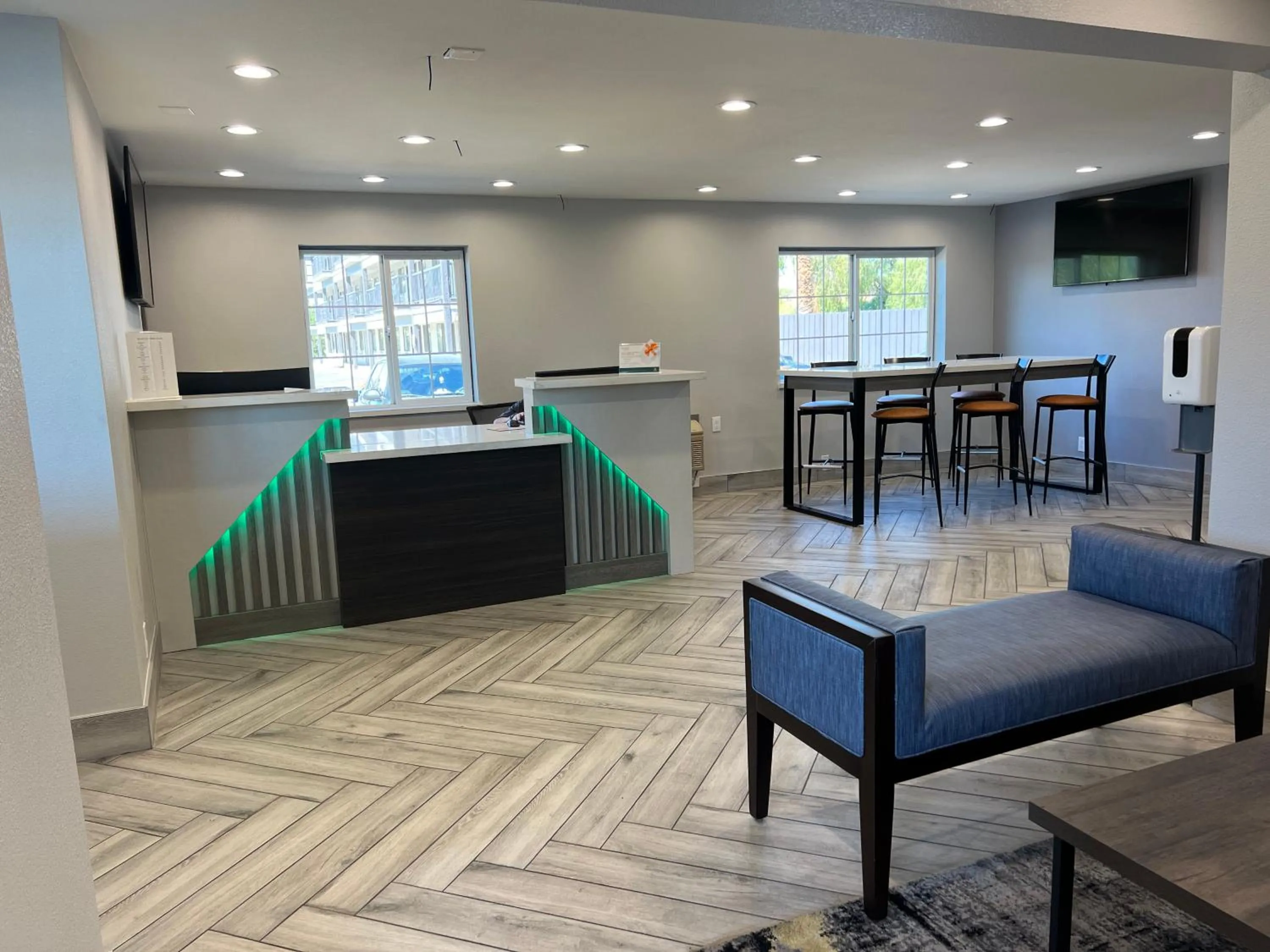 TV and multimedia in Quality Inn Tracy I-205