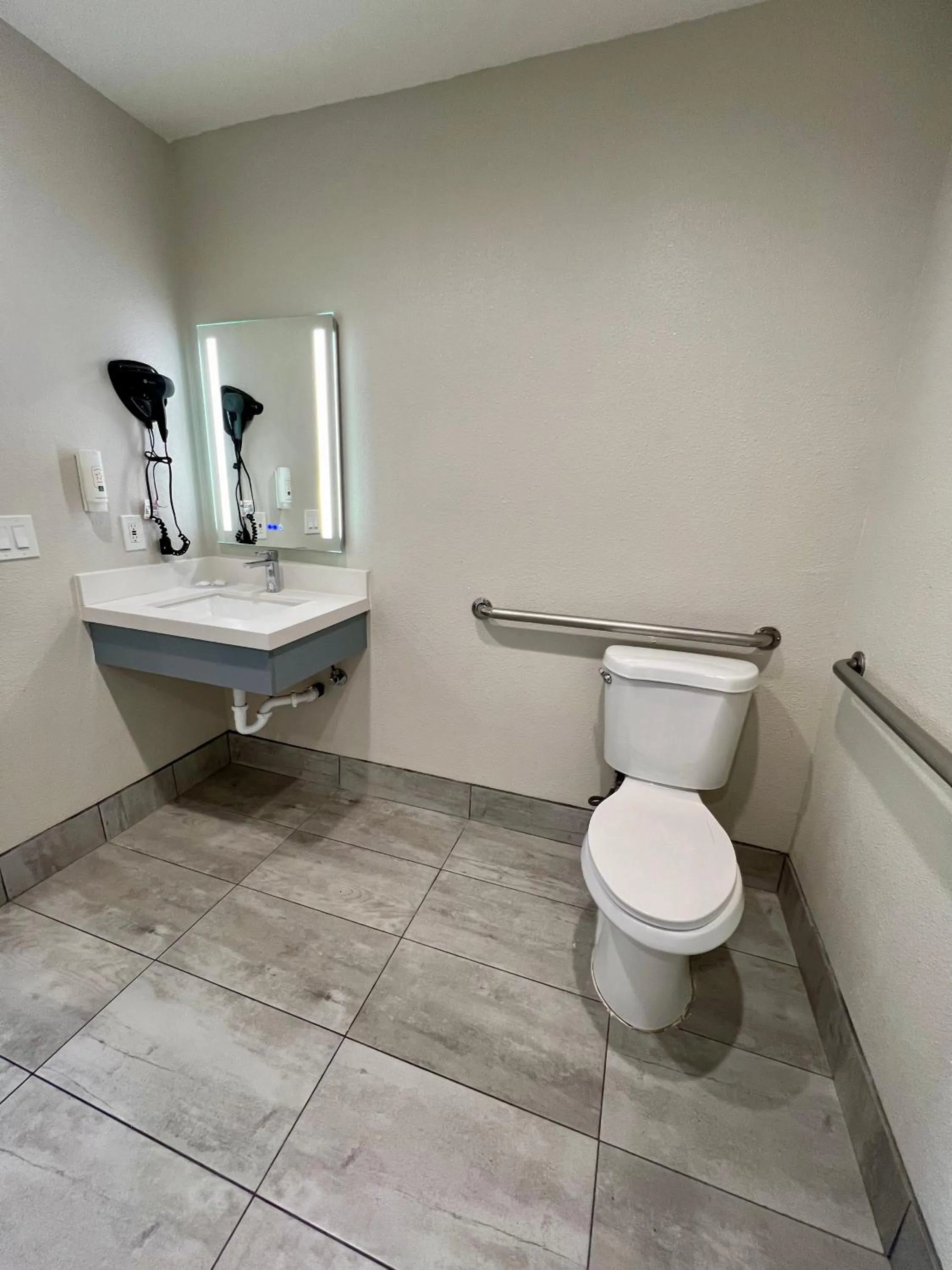 Toilet in Quality Inn Tracy I-205