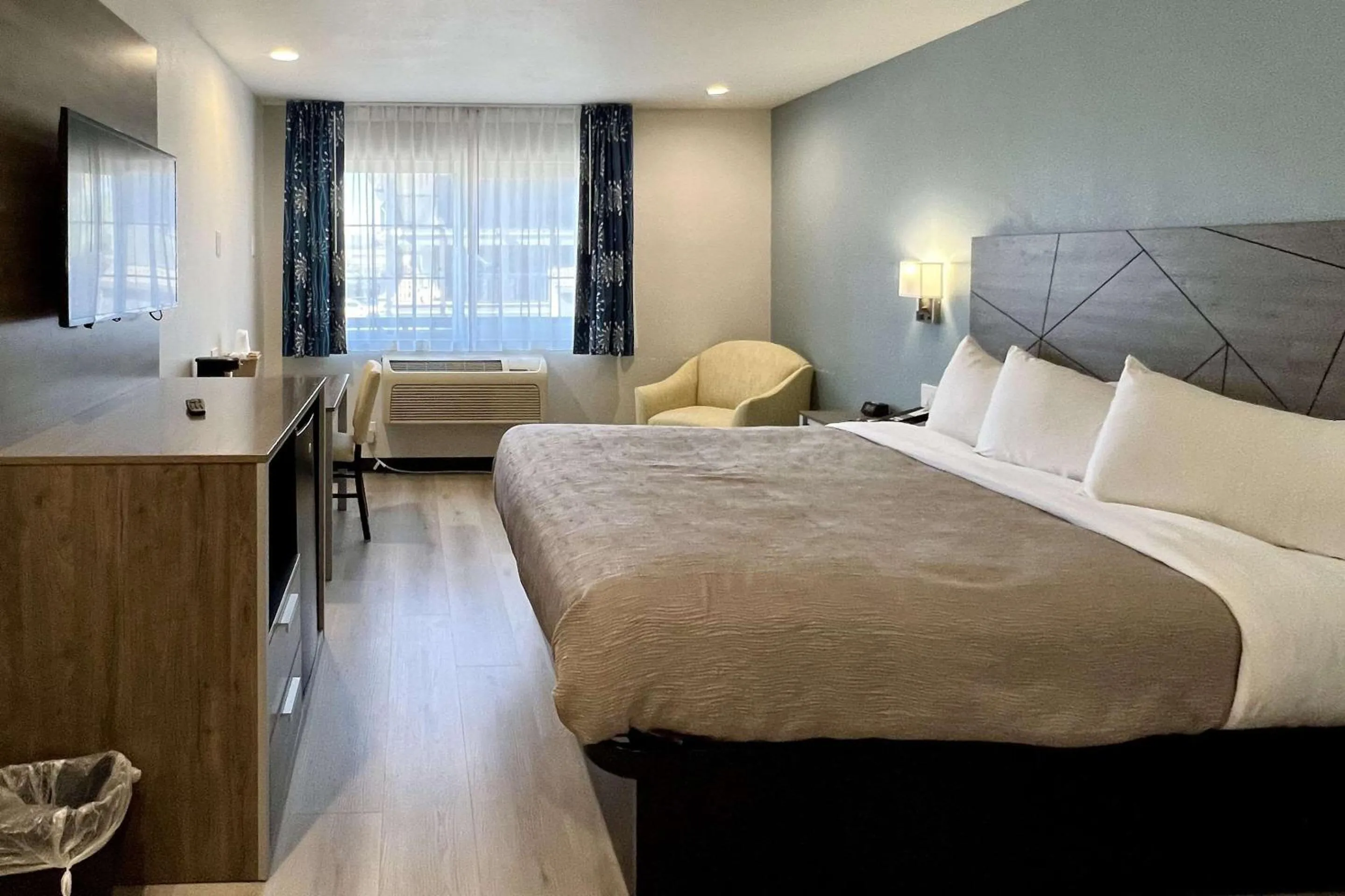 Bedroom, Bed in Quality Inn Tracy I-205