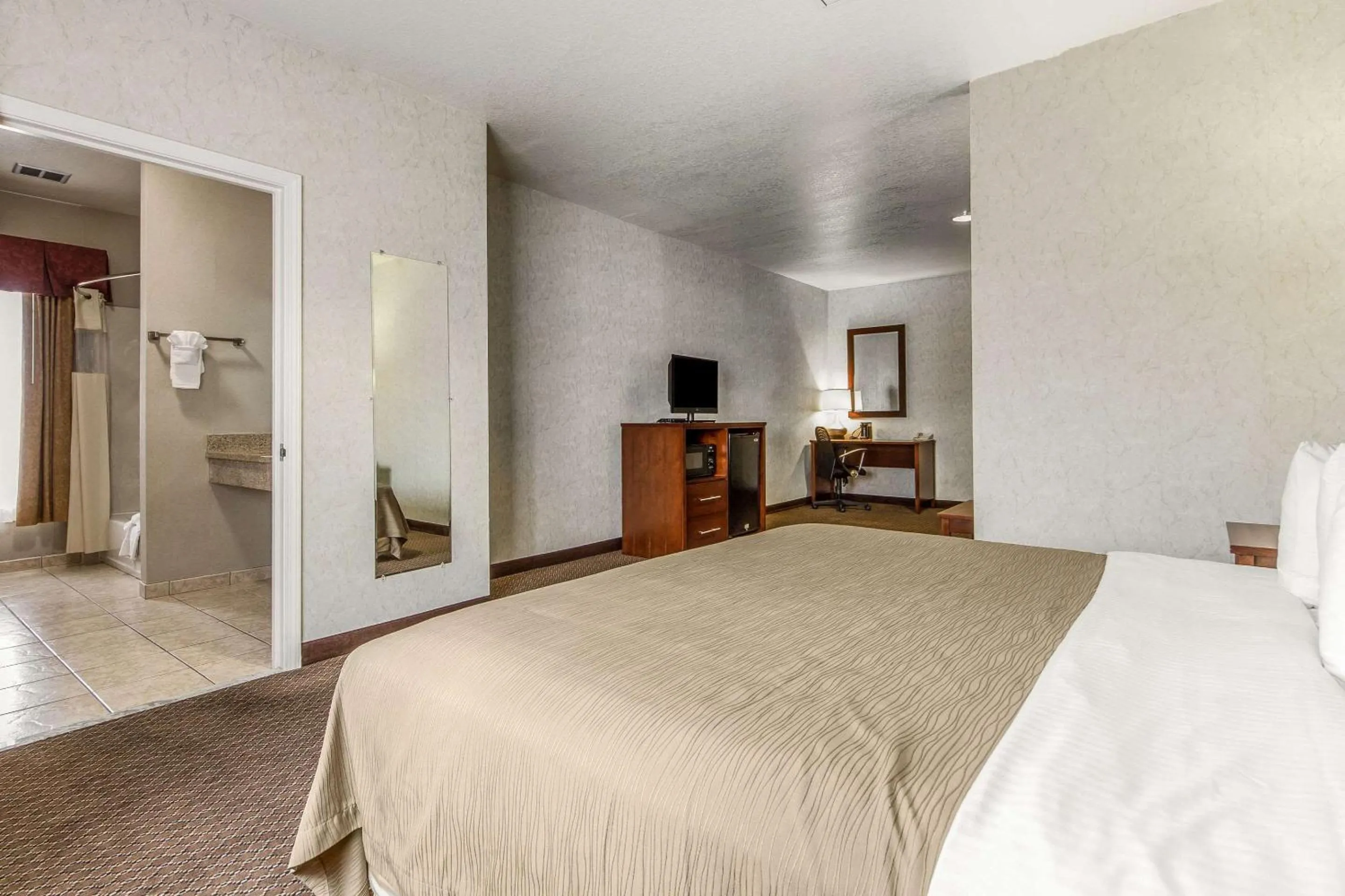 Photo of the whole room, Bed in Quality Inn