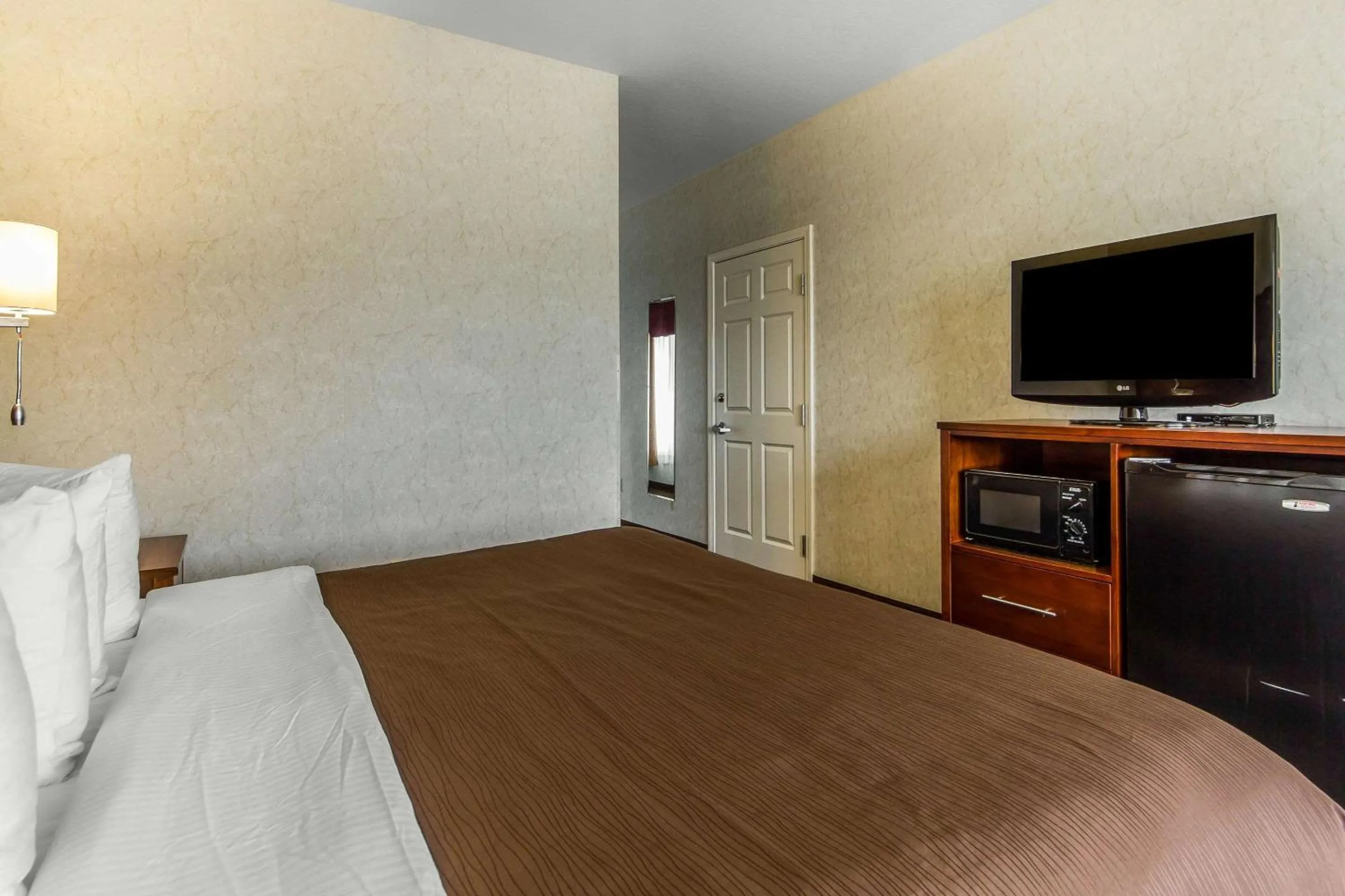 Photo of the whole room, Bed in Quality Inn