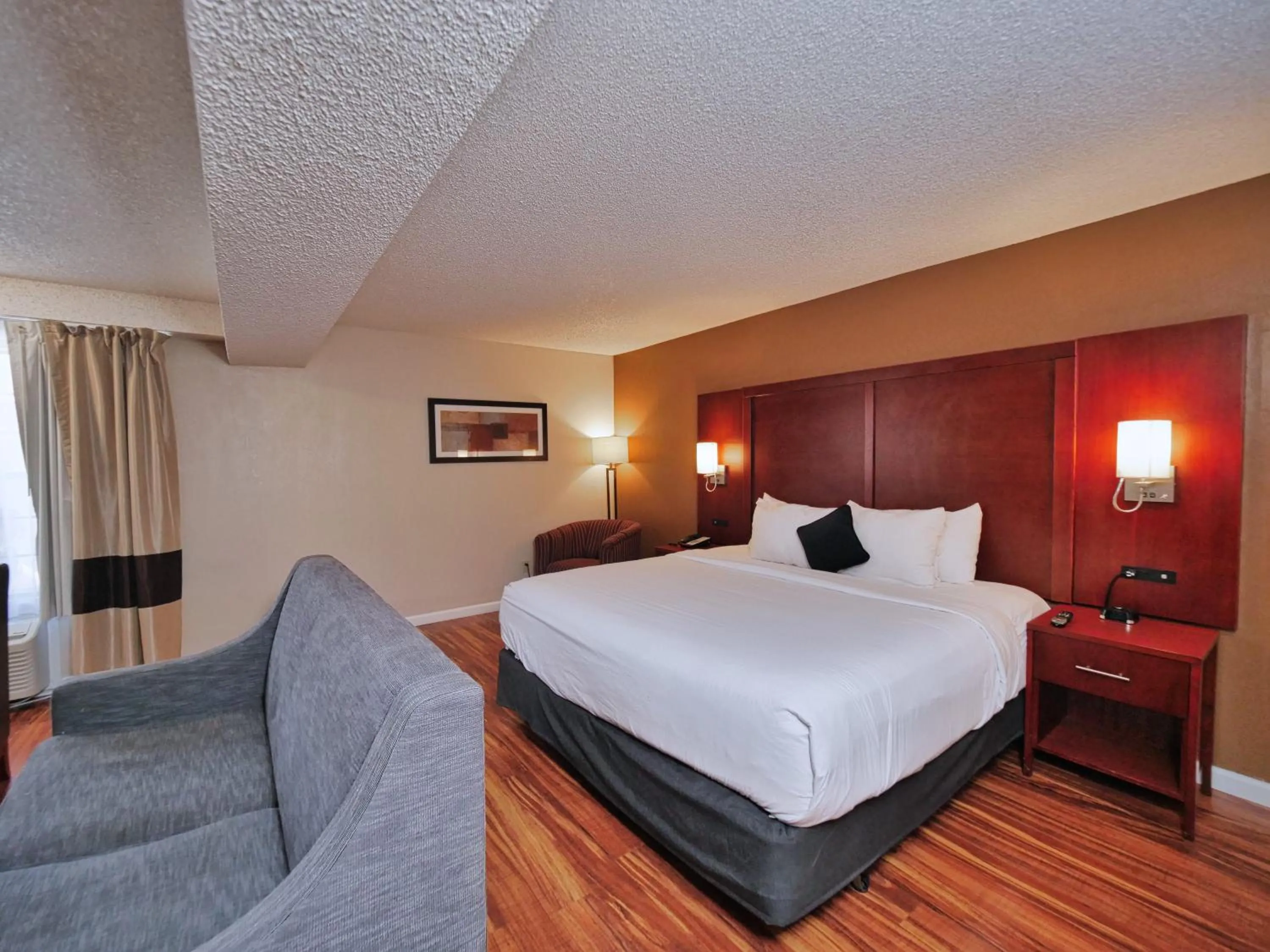 Bed in Red Lion Inn & Suites Auburn