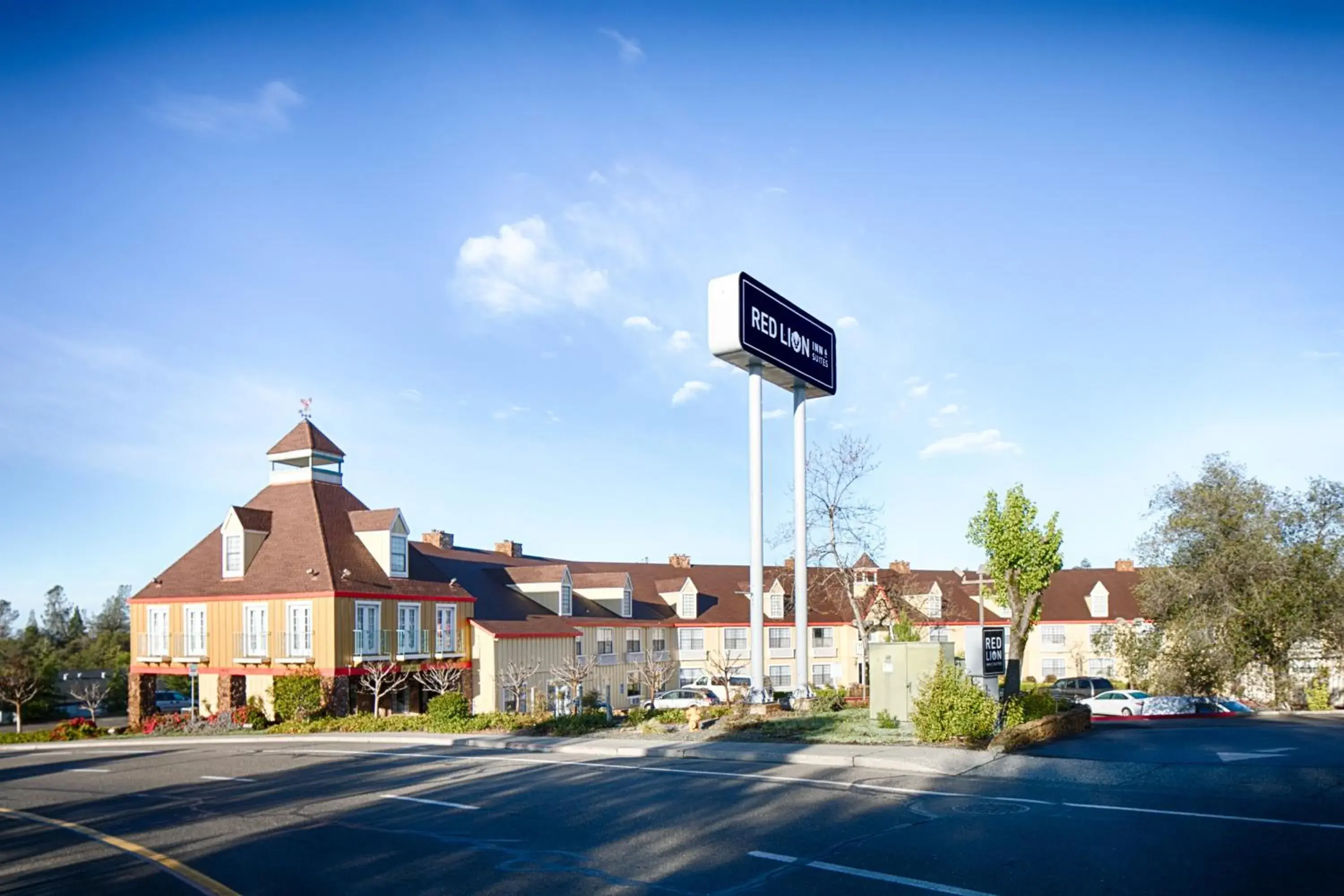 Facade/entrance in Red Lion Inn & Suites Auburn Facade/entrance in Red Lion Inn & Suites Auburn