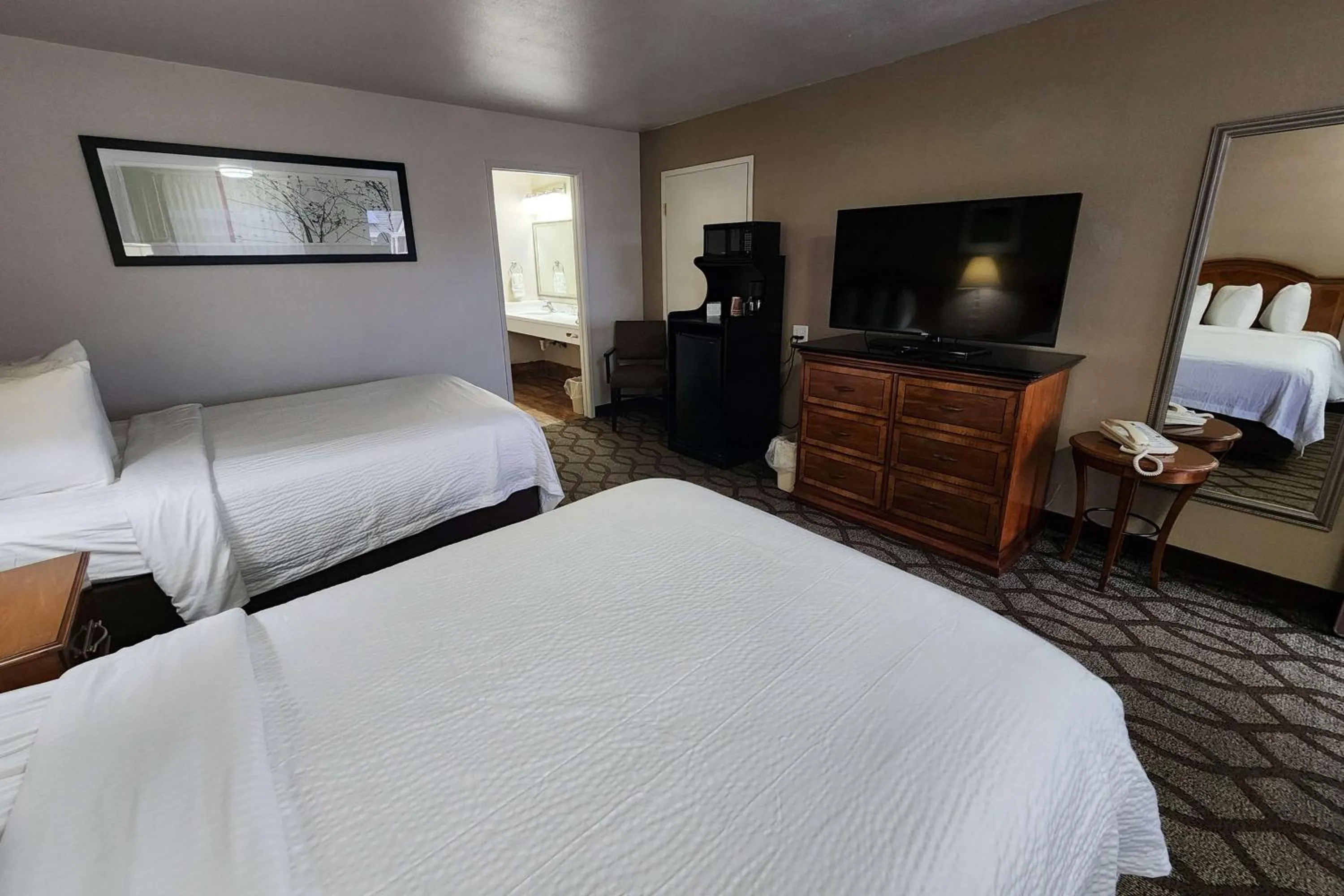Photo of the whole room, Bed in Ramada Bayside Inn & Suites Eureka