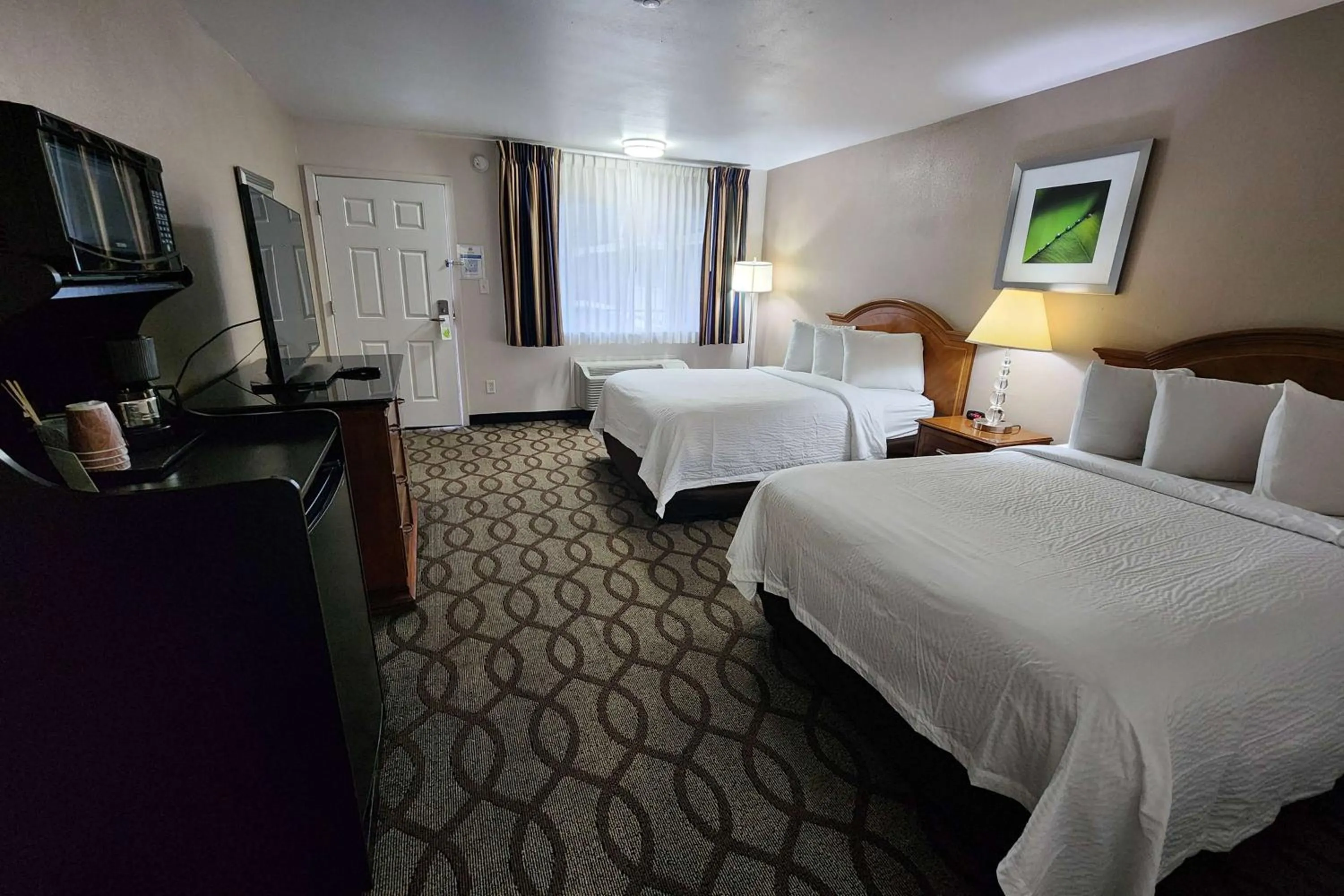 Photo of the whole room, Bed in Ramada Bayside Inn & Suites Eureka