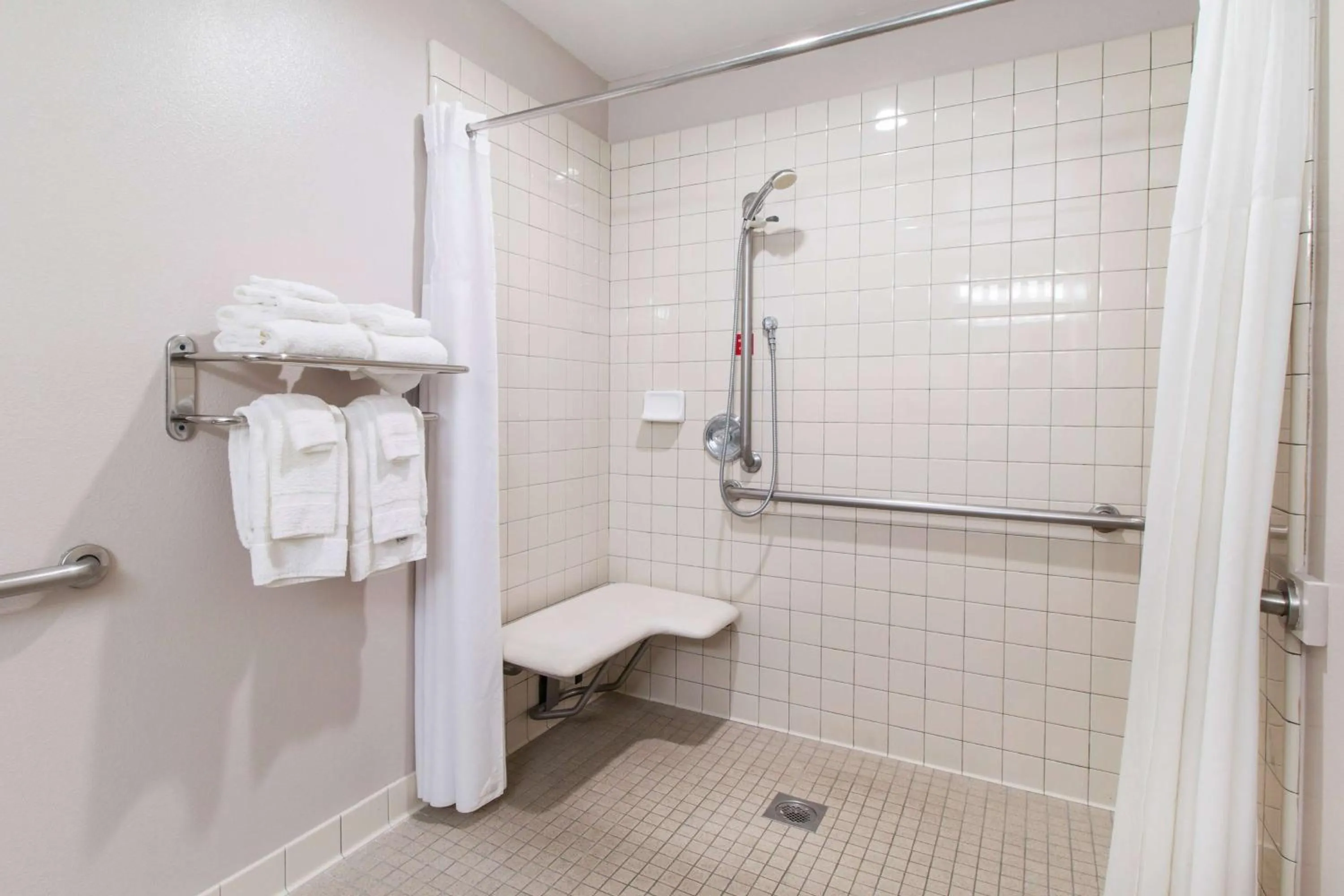 Shower in Ramada Bayside Inn & Suites Eureka