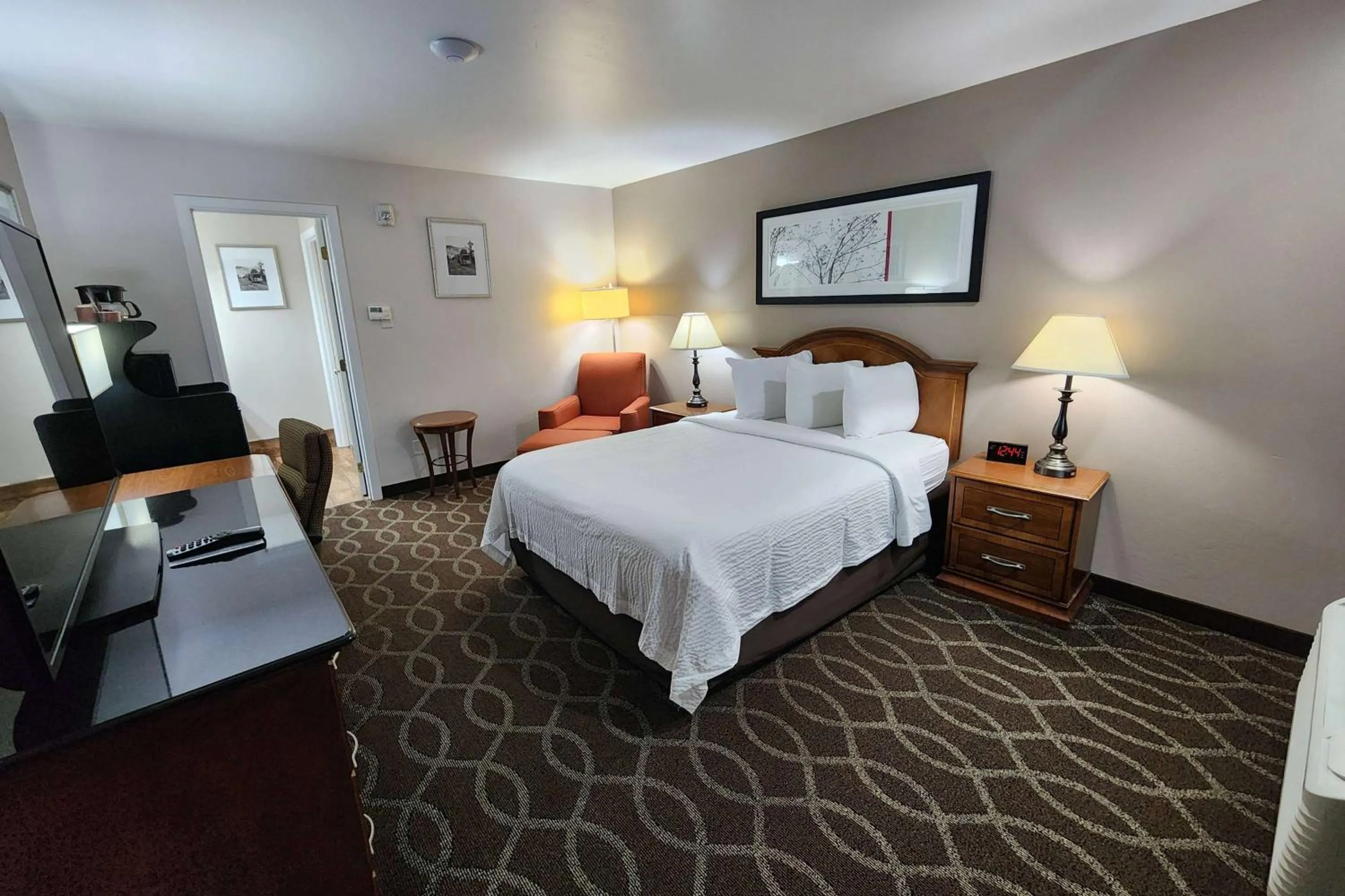 Photo of the whole room, Bed in Ramada Bayside Inn & Suites Eureka