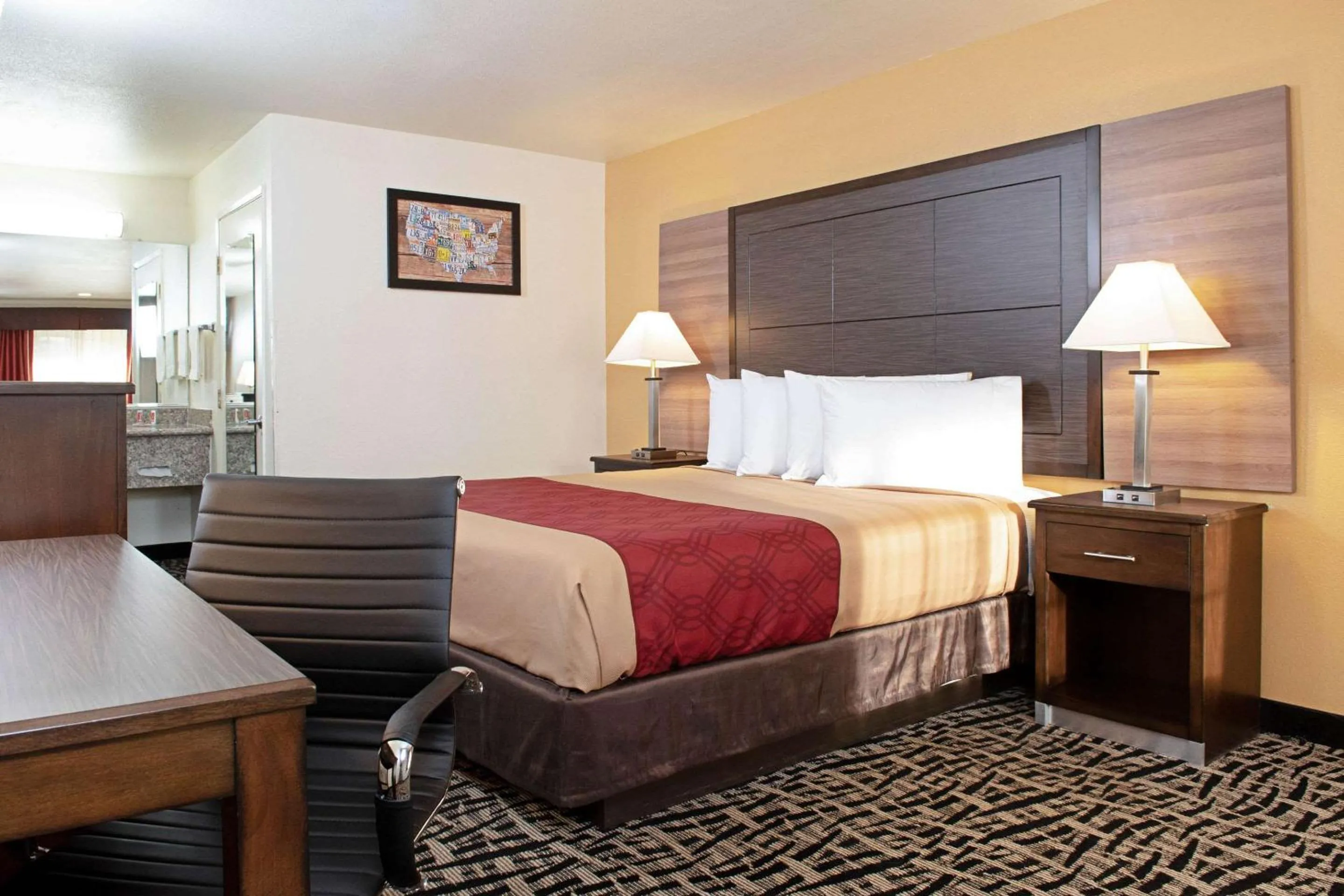 Photo of the whole room, Bed in Executive Inn westley,CA