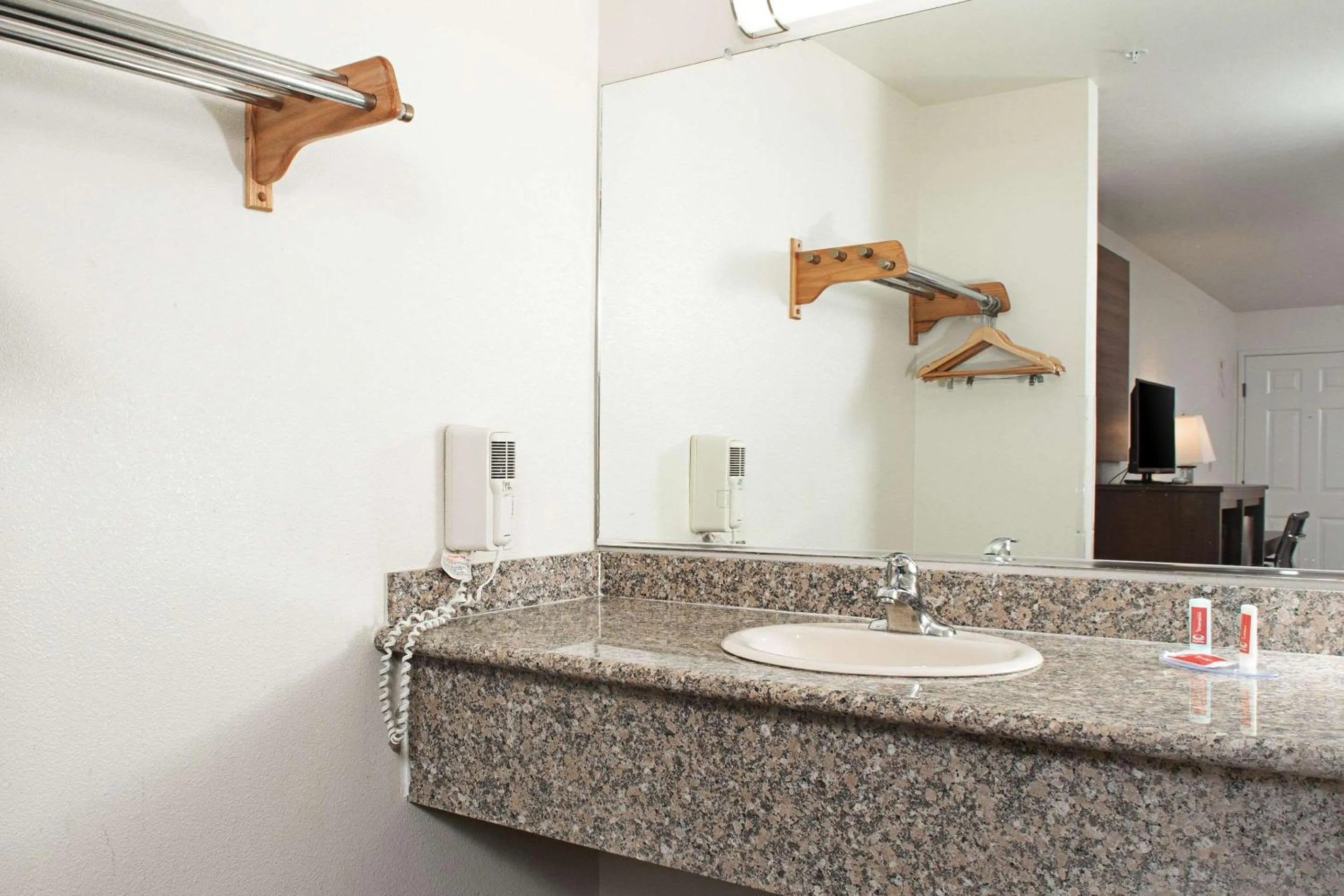 Photo of the whole room in Executive Inn westley,CA