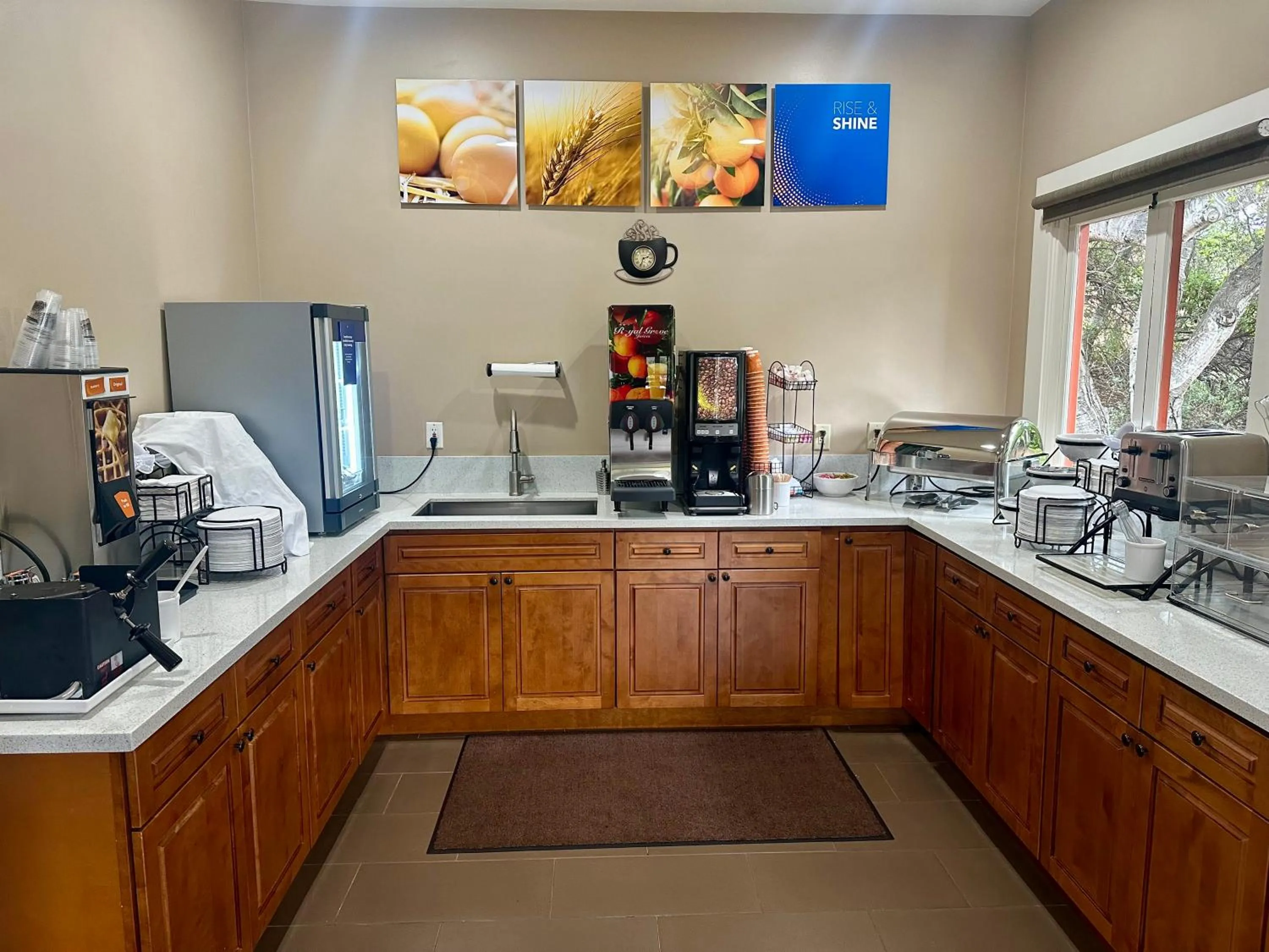 Breakfast in Comfort Inn Monterey Peninsula Airport